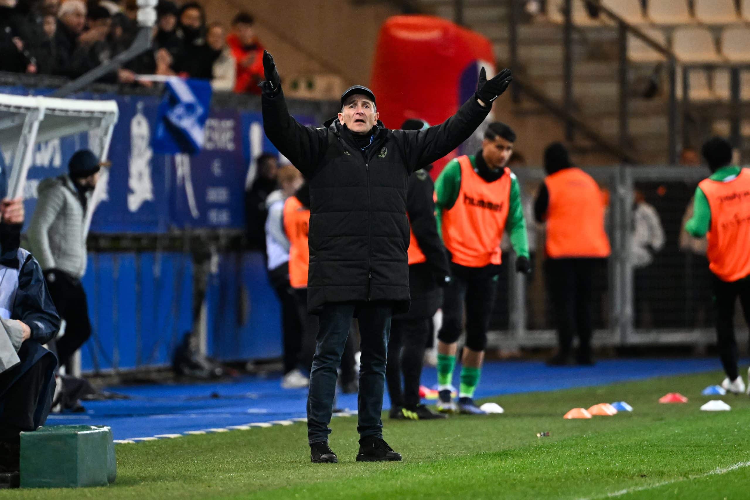 Philippe Montanier pestant contre une décision arbitrale lors du match entre l'ASSE et Grenoble.