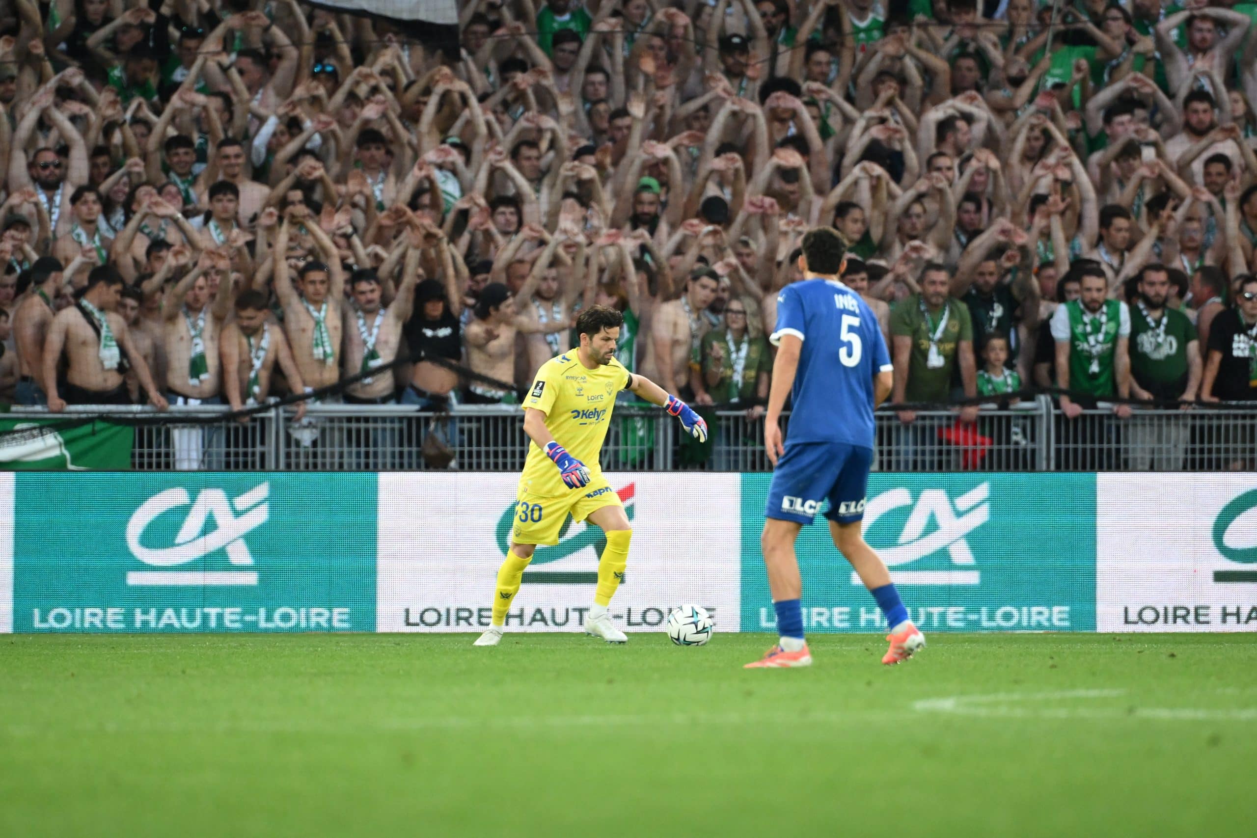 Gautier Larsonneur relançant devant un joueur de l'ESTAC.
