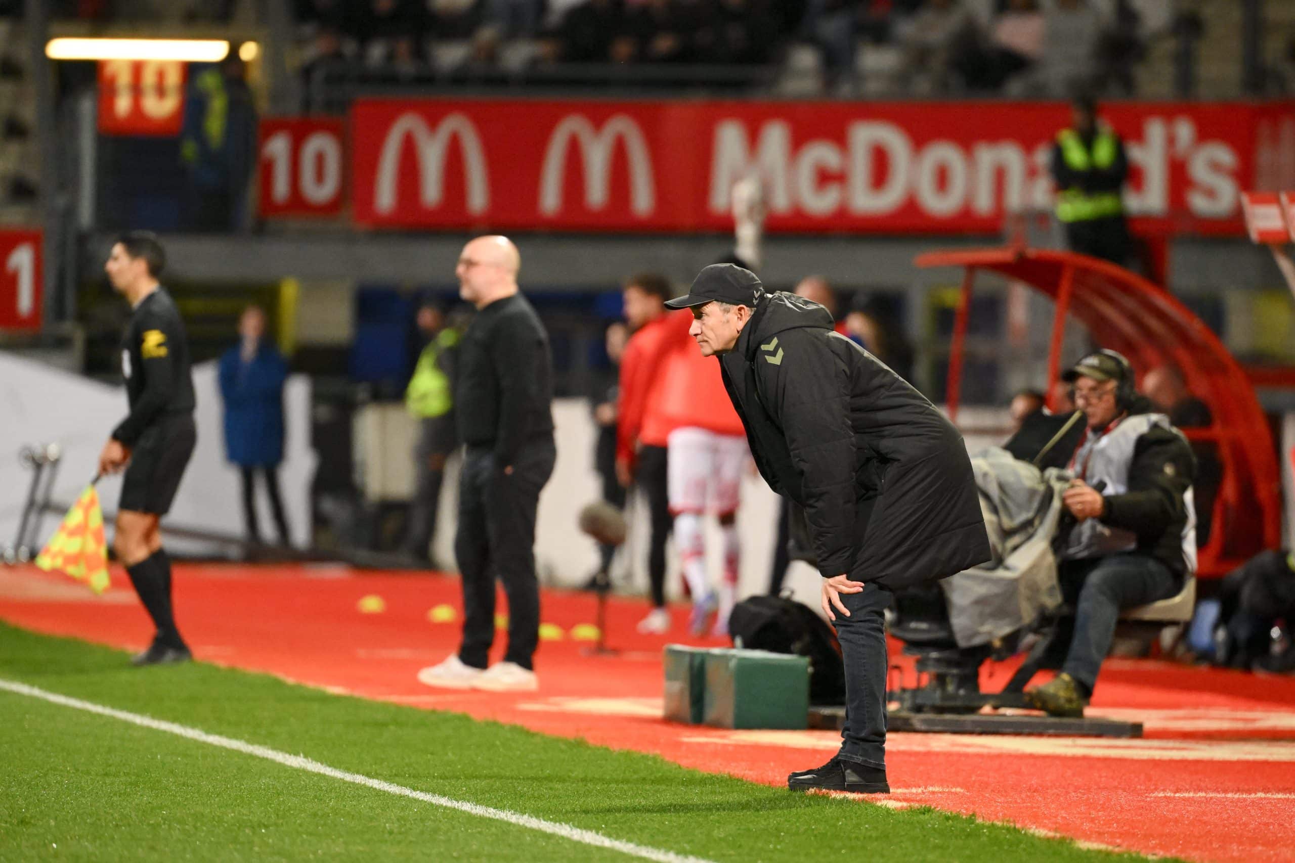 L'entraîneur de l'ASSE, Philippe Montanier, scrutant le jeu de son équipe lors du match à Nancy.