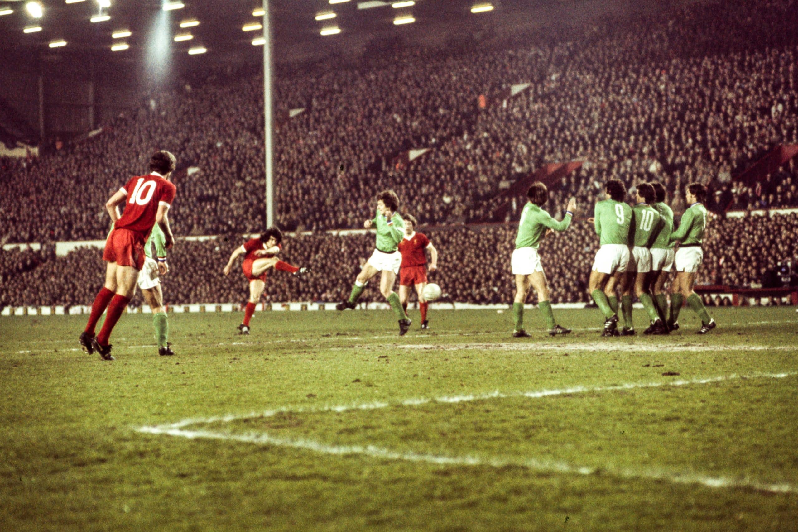 Kevin Keegan frappant au but lors du mythique Liverpool-ASSE de 1977.