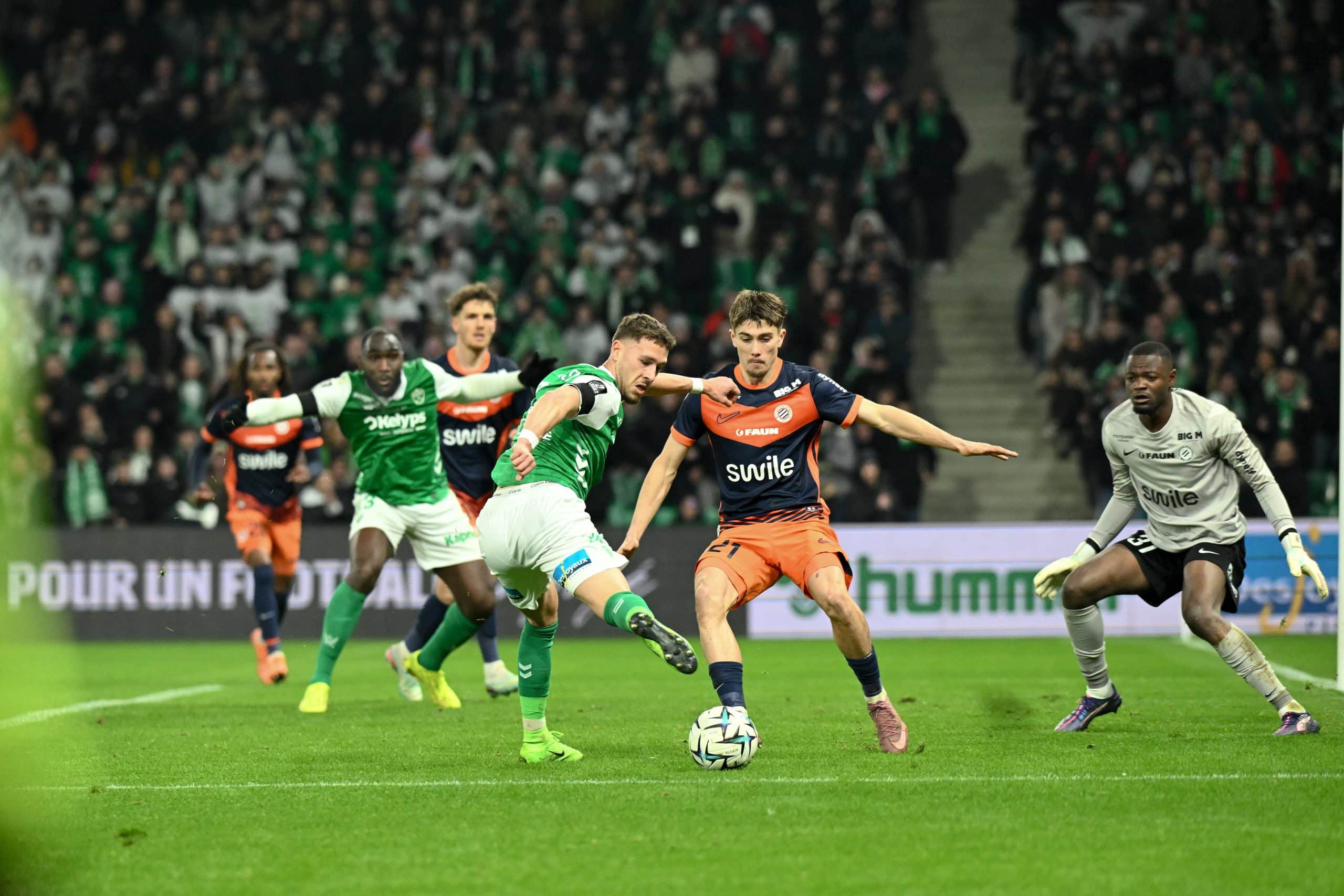 Lucas Stassin frappant au but lors d'ASSE-Montpellier.