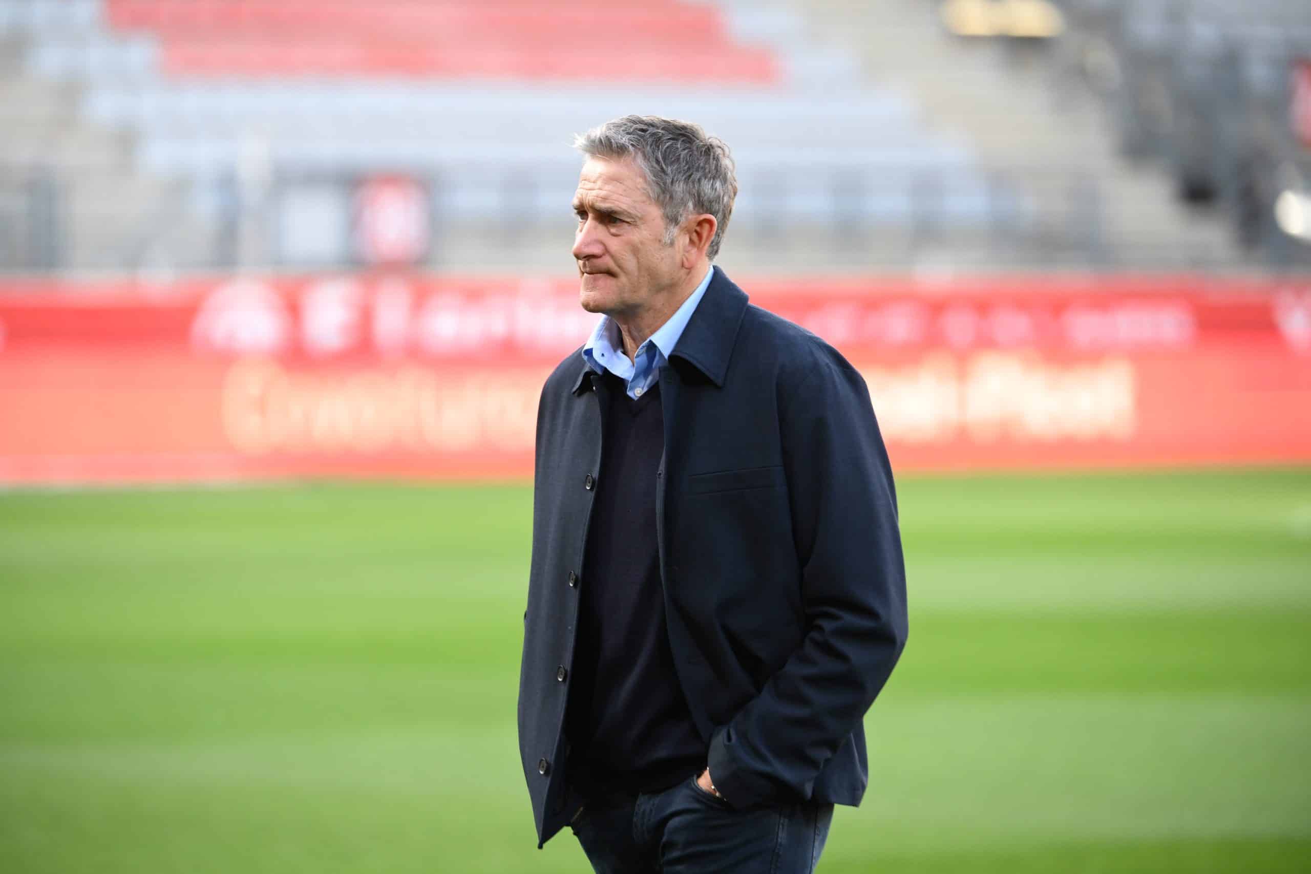 Philippe Montanier sur la pelouse de Marcel-Picot avant le match entre l'ASSE et Nancy.