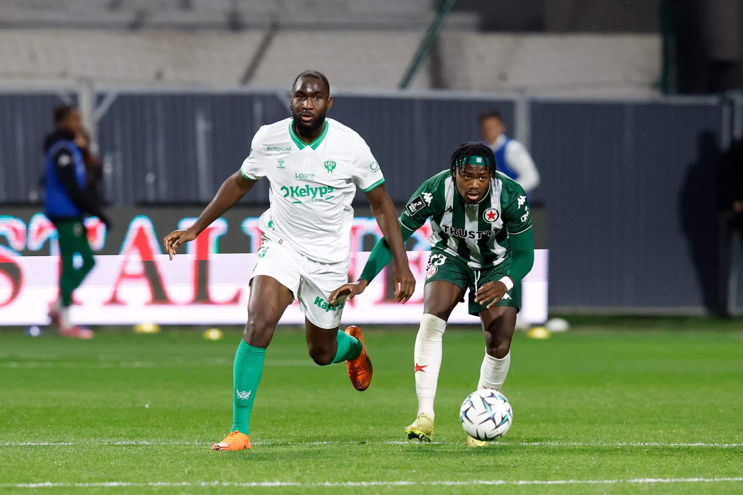 Mickaël Nadé face à Jovany Ikanga lors du match aller entre le Red Star et l'ASSE.