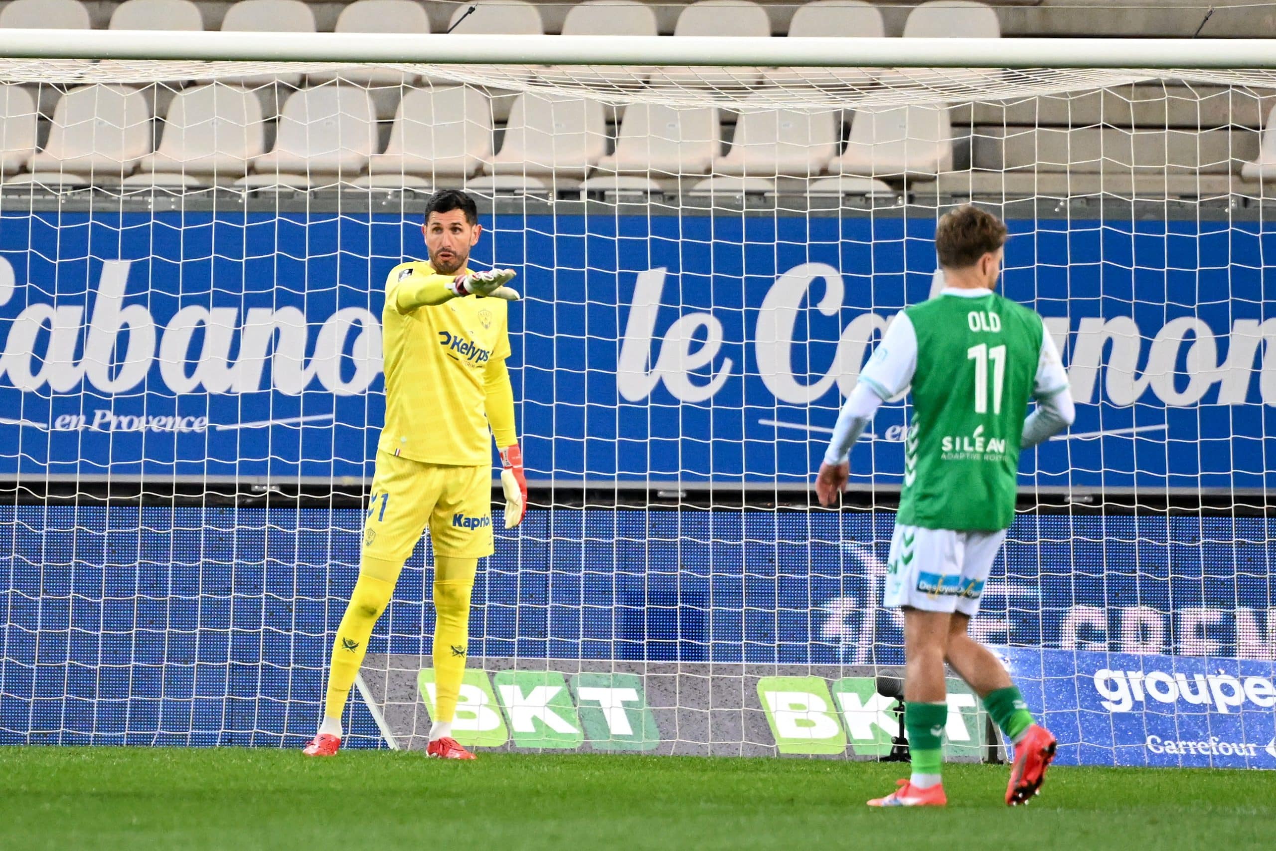 Brice Maubleu donnant des instructions lors du match de l'ASSE à Grenoble.