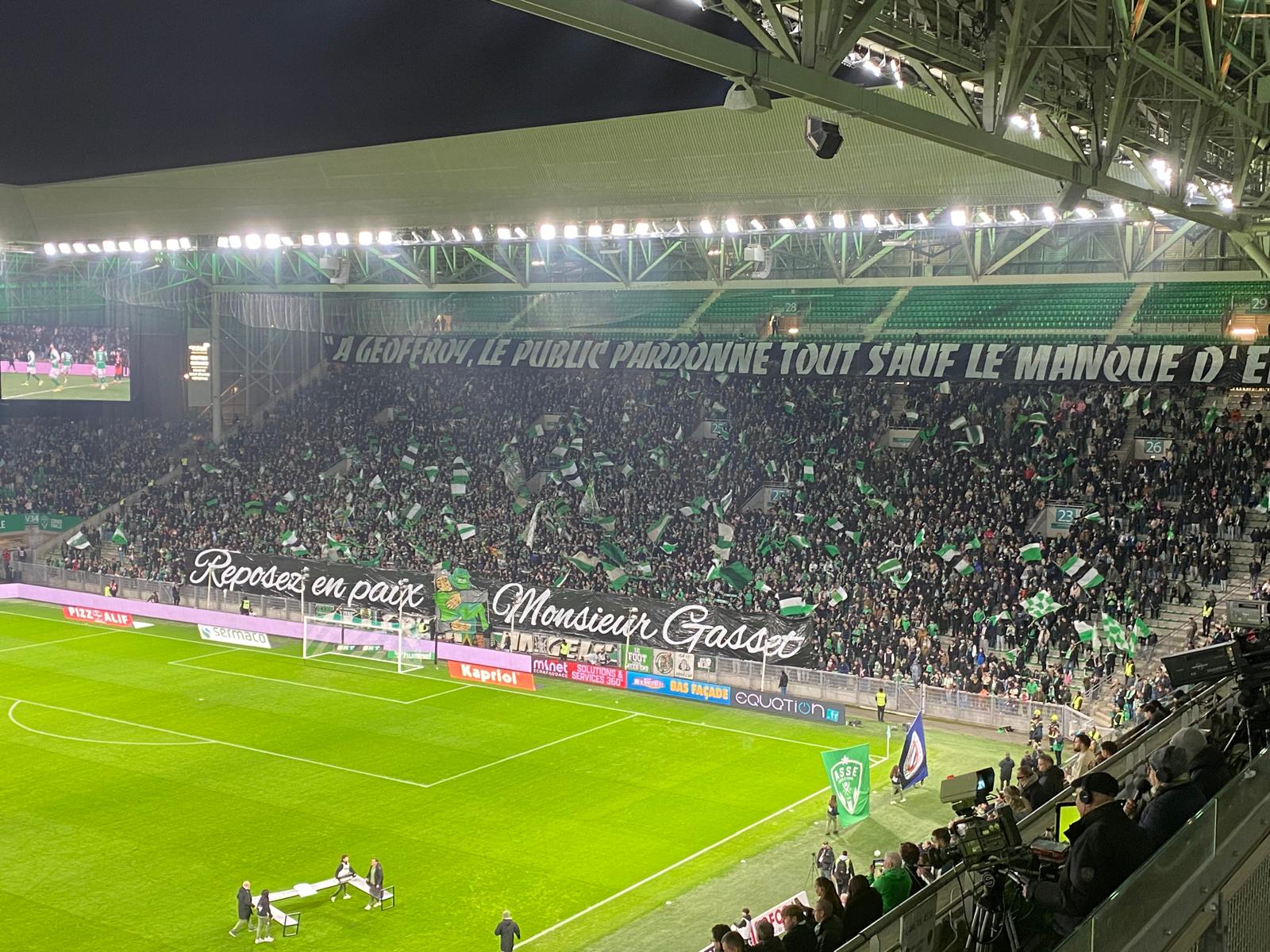 Les banderoles des Green Angels à l'entrée des deux équipes.