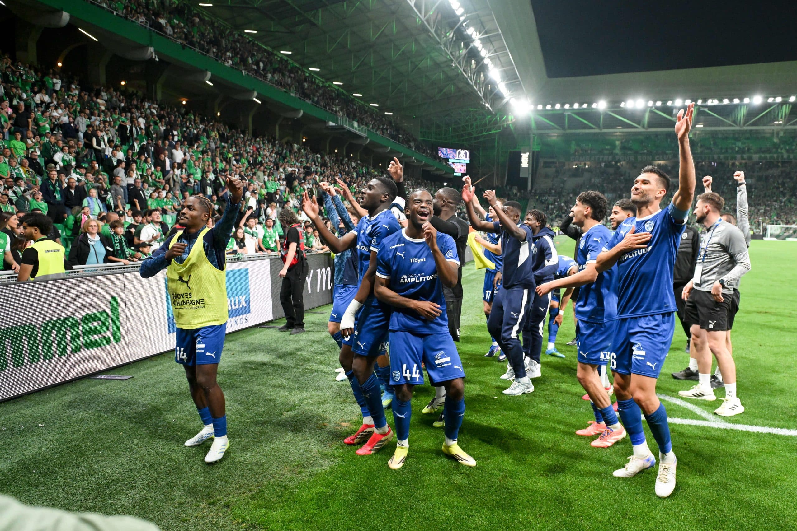 Les joueurs troyens célébrant leur montée dans le Chaudron.