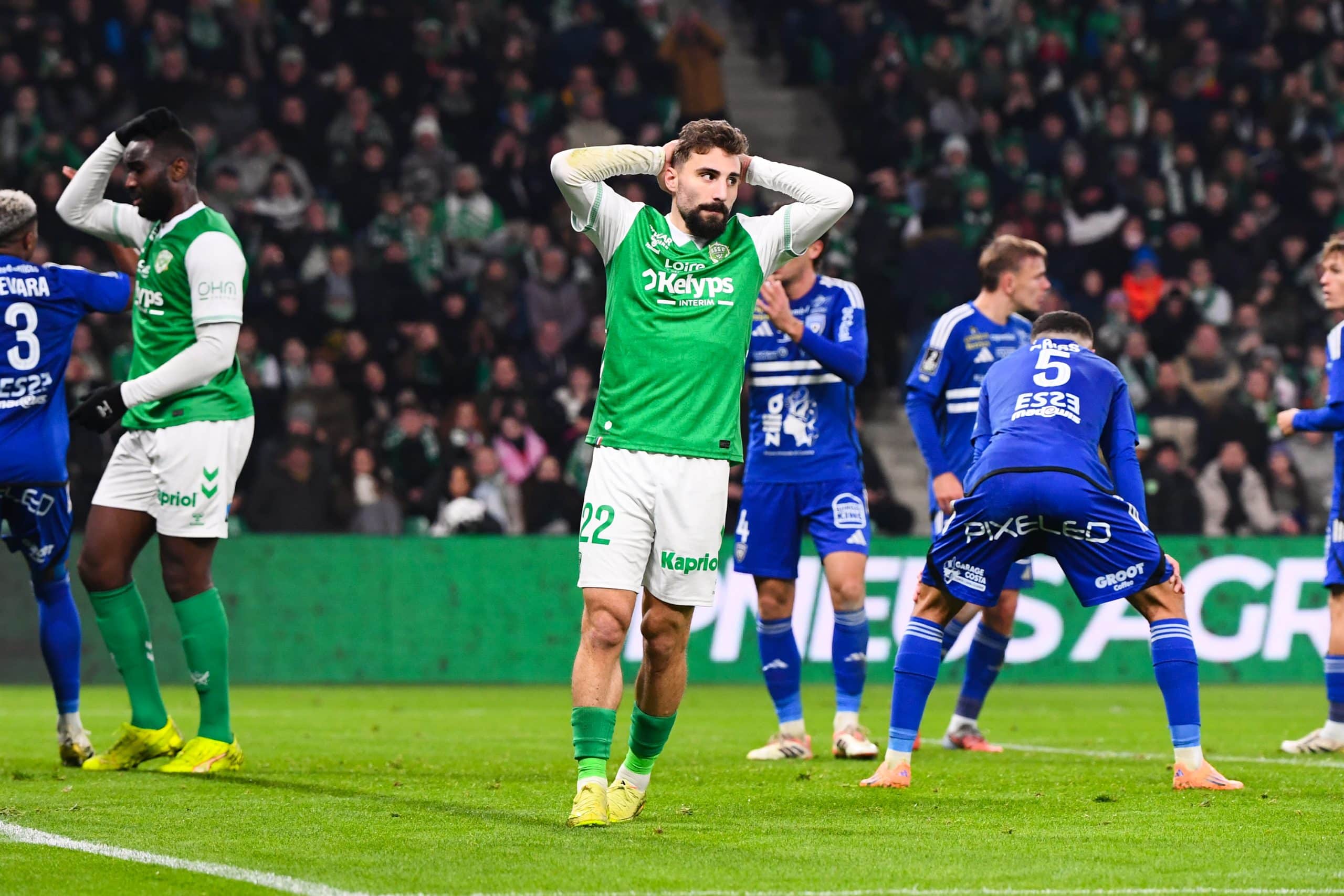 Zuriko Davitashvili se prenant la tête après une action manquée lors d'ASSE-Bastia.