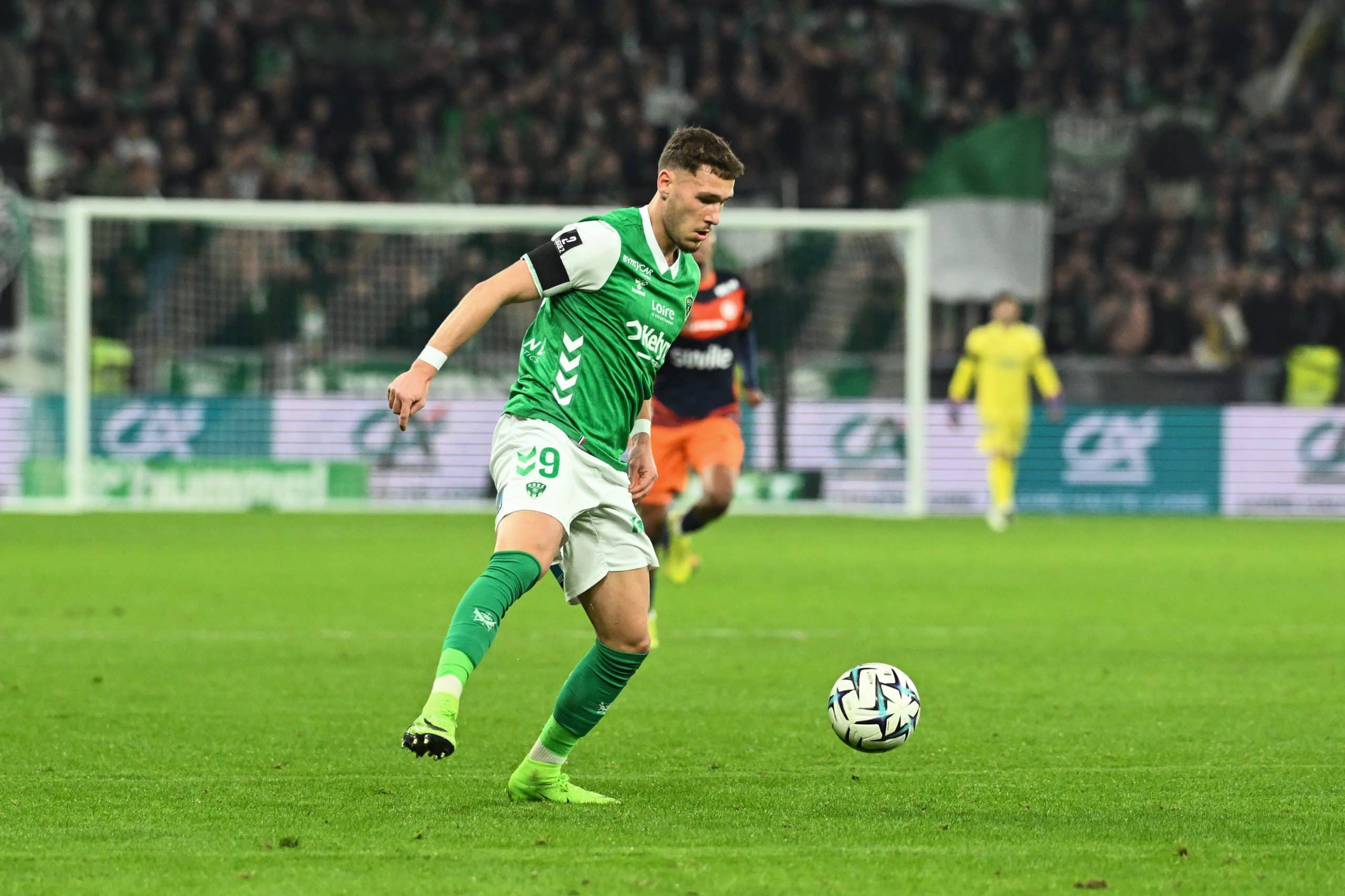Lucas Stassin contrôlant le ballon lors du match de l'ASSE contre Montpellier.