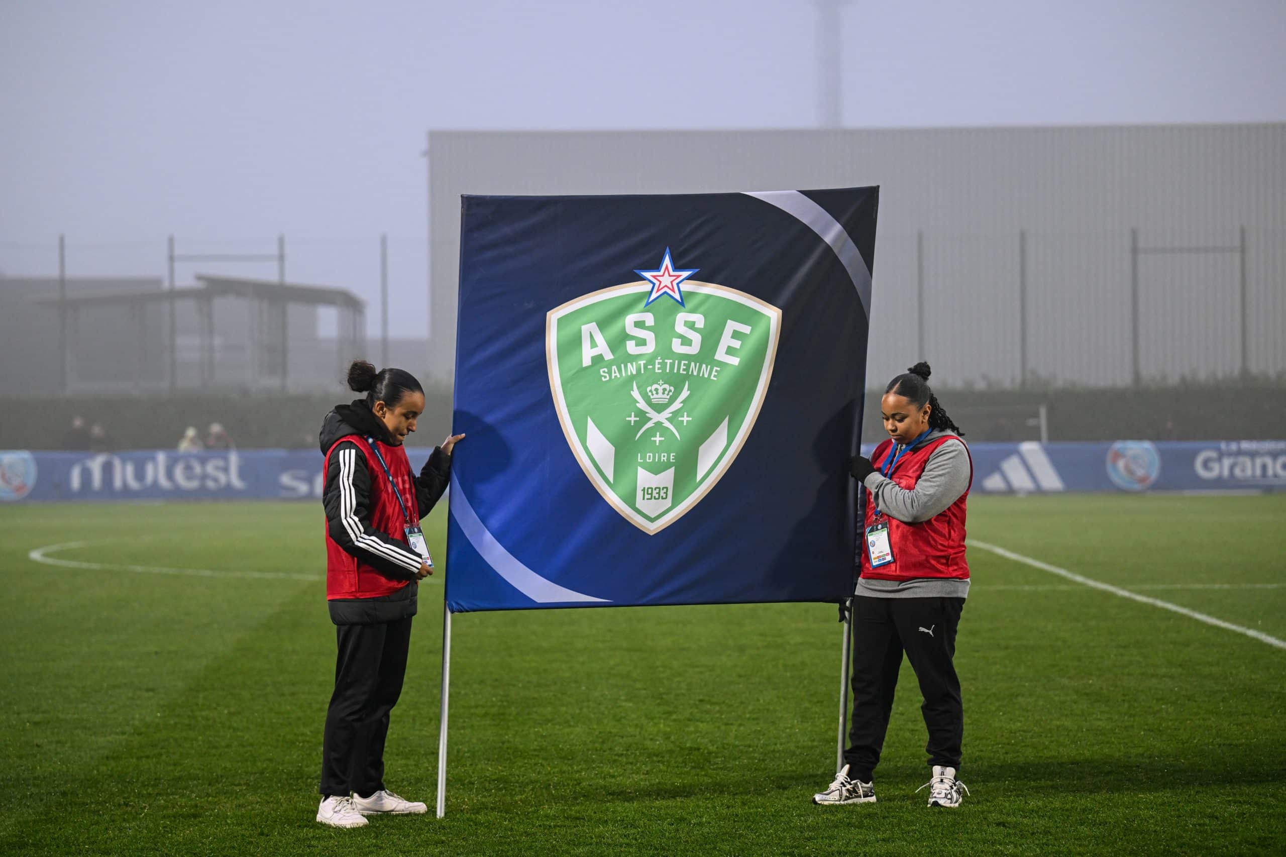 Le logo de l'AS Saint-Etienne sur une bâche.