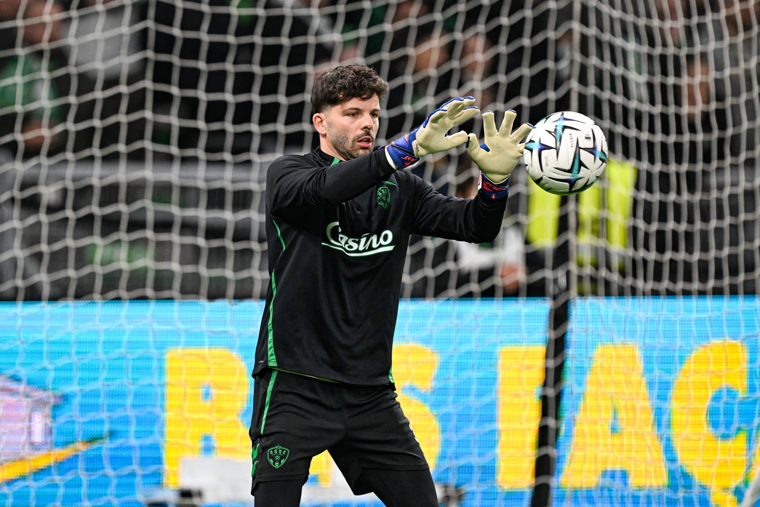Gautier Larsonneur à l'échauffement avec l'ASSE.