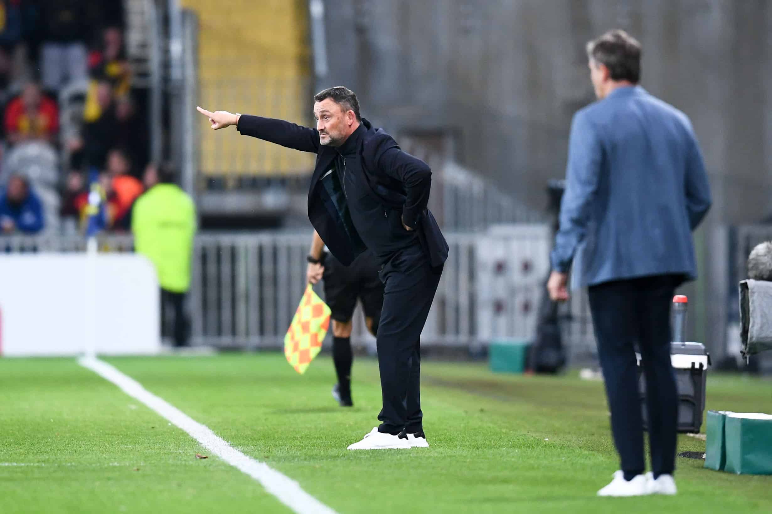 Franck Haise et Philippe Montanier (de dos) lors d'un Lens-Toulouse en 2022-23.