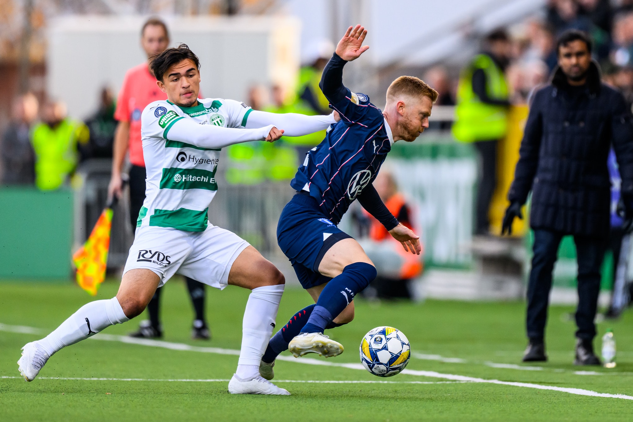 Alexander Warneryd (à gauche) poussant un adversaire.