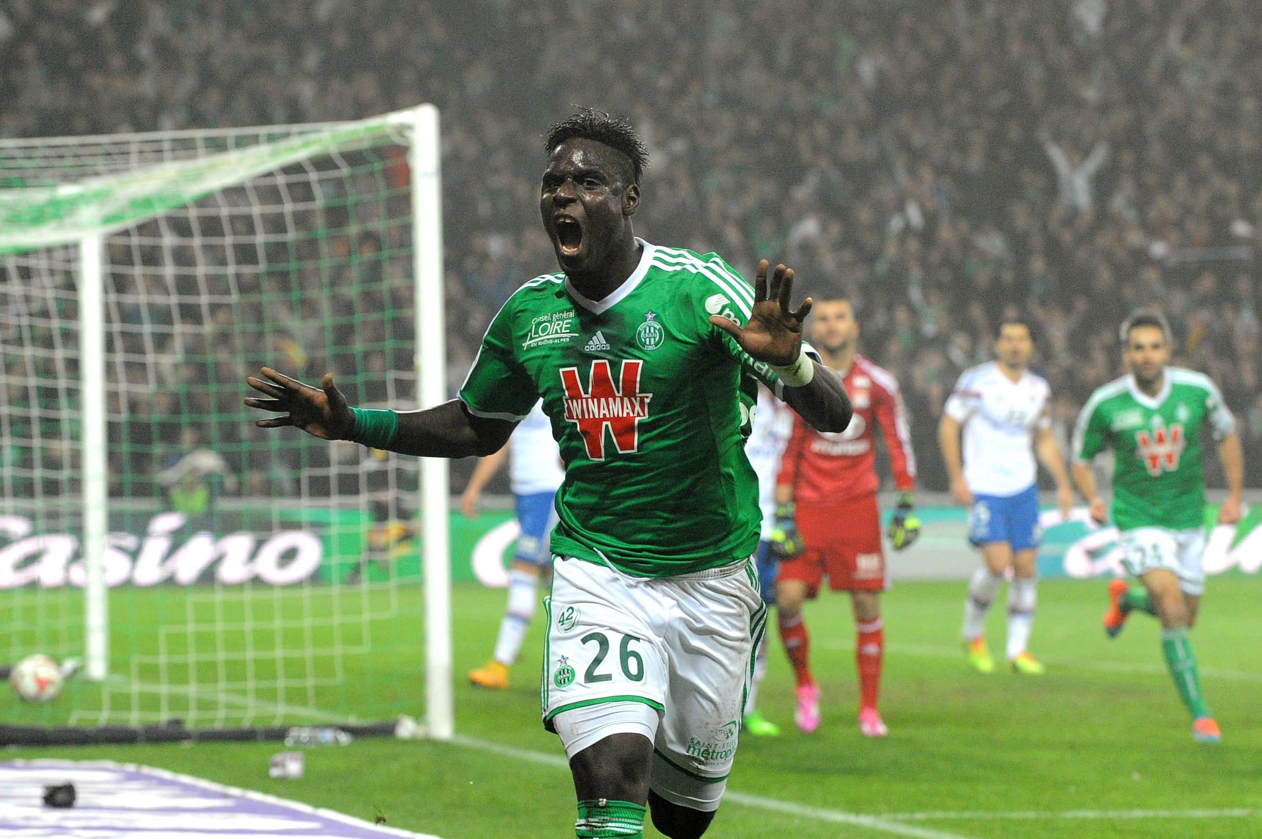 Moustapha Bayal Sall célébrant son but lors d'ASSE-OL en décembre 2014.