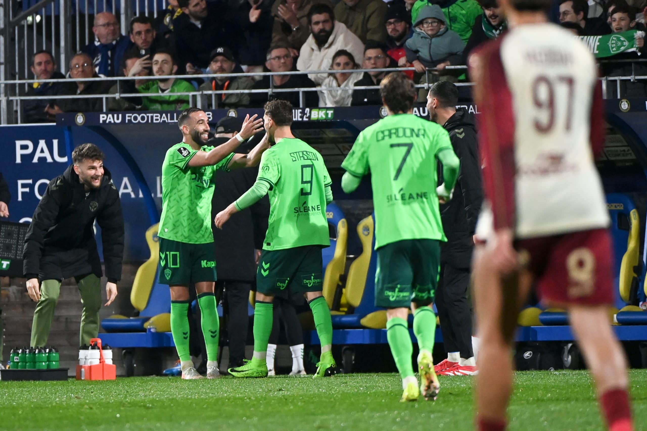 Florian Tardieu en train de féliciter Lucas Stassin après un but.