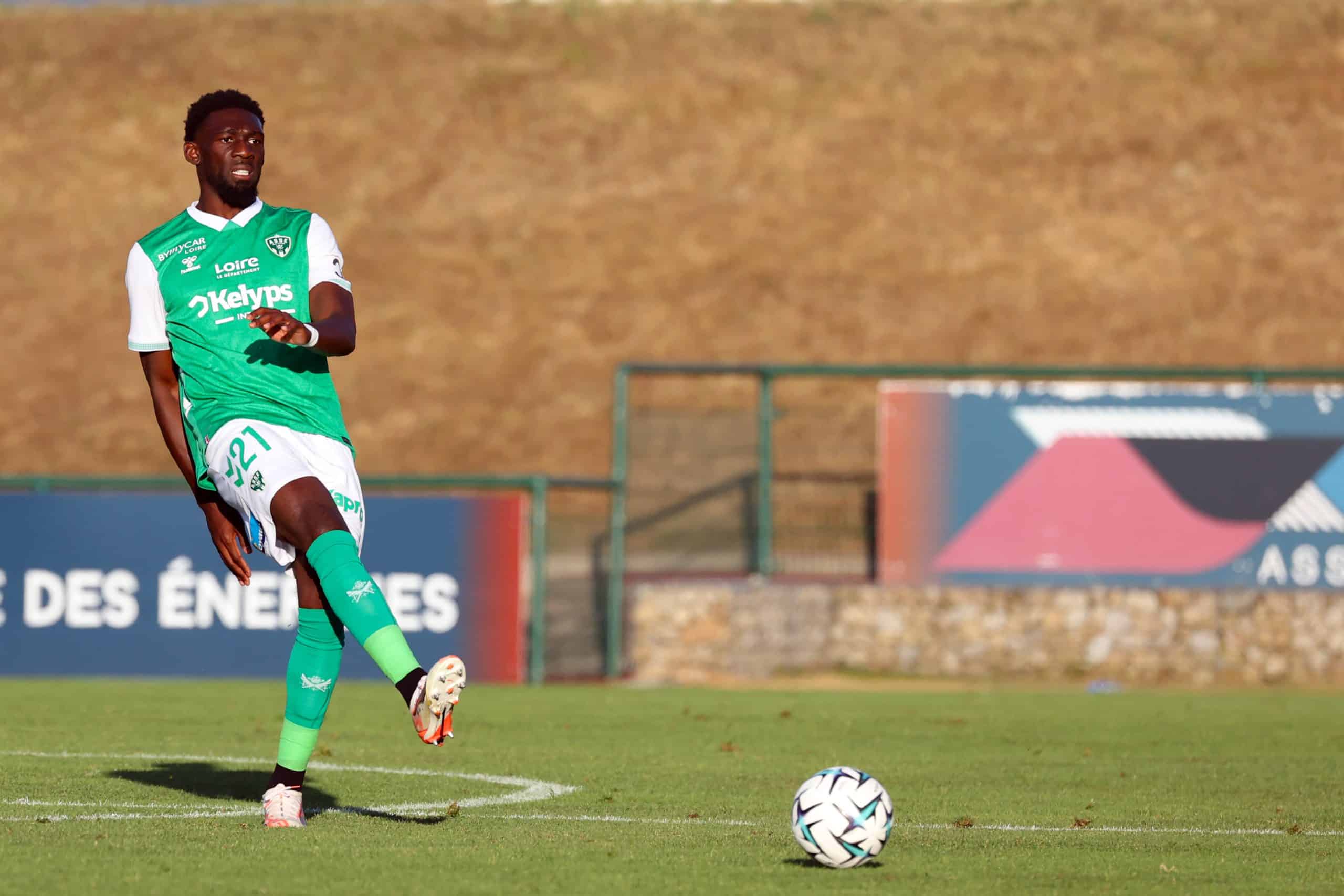 Dylan Batubinsika lors d'un match d'avant-saison de l'ASSE.