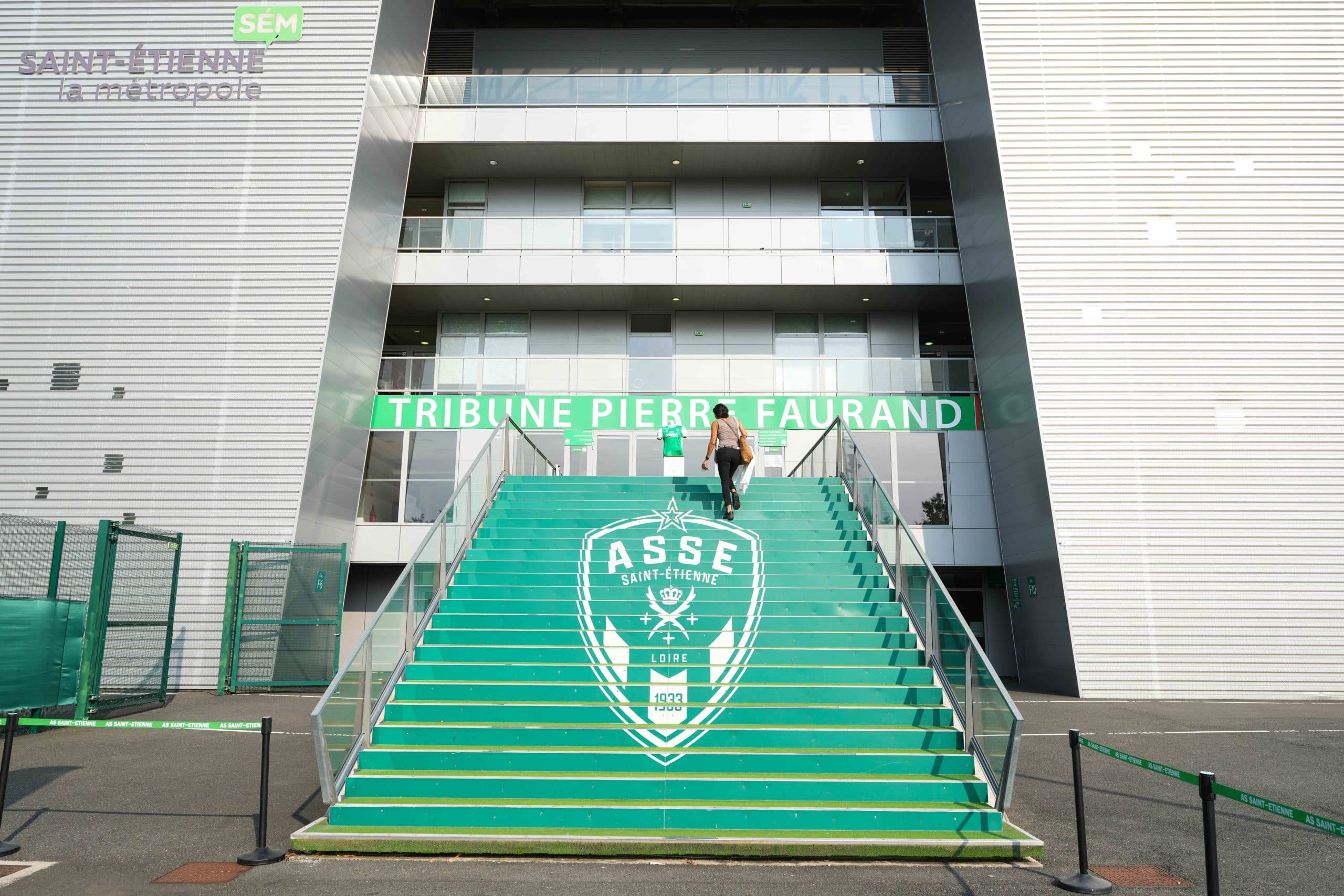 Les marches menant à Geoffroy-Guichard, avec le logo du club sur les contre-marches.