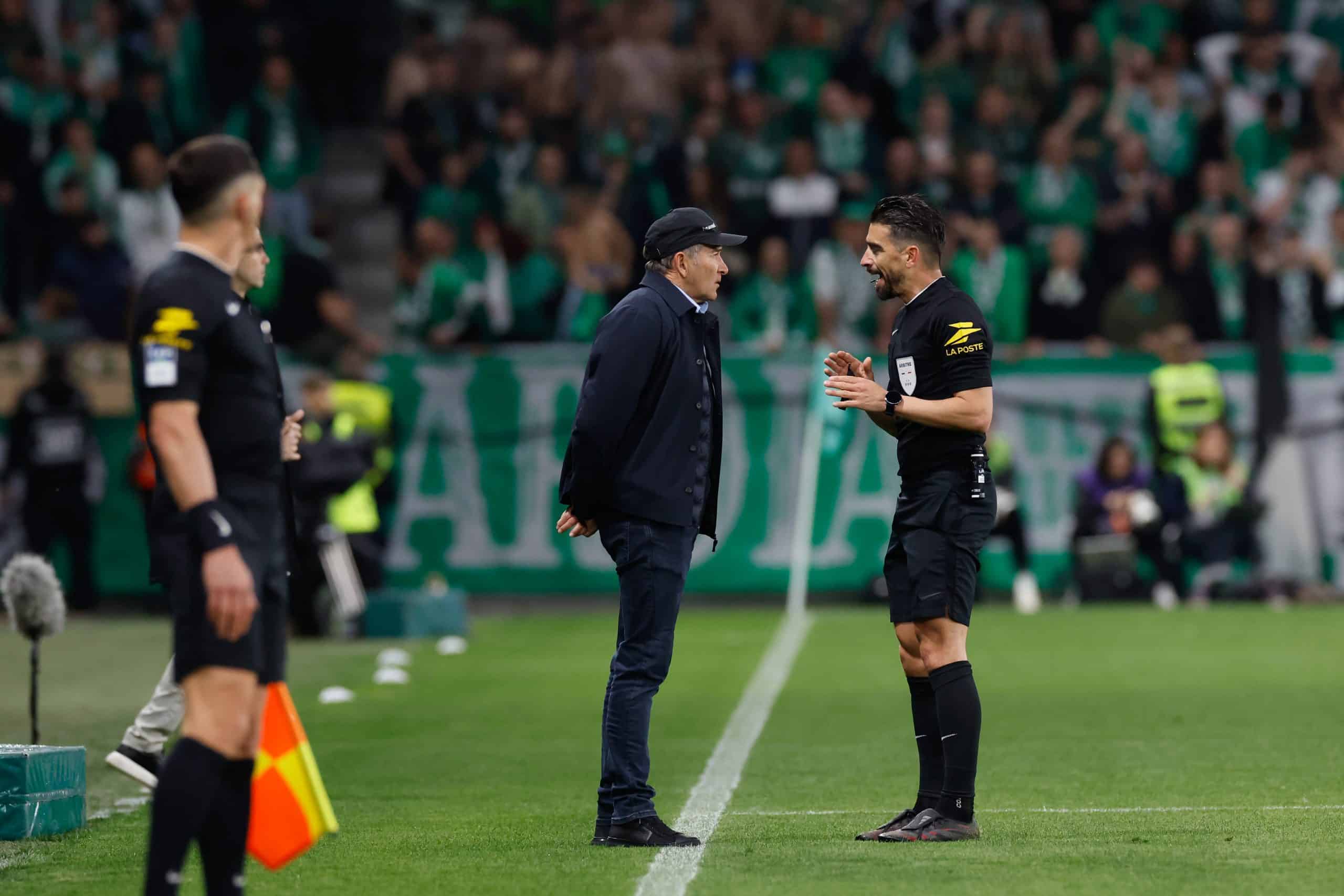 Philippe Montanier contestant une décision auprès de l'arbitre du match contre Troyes.