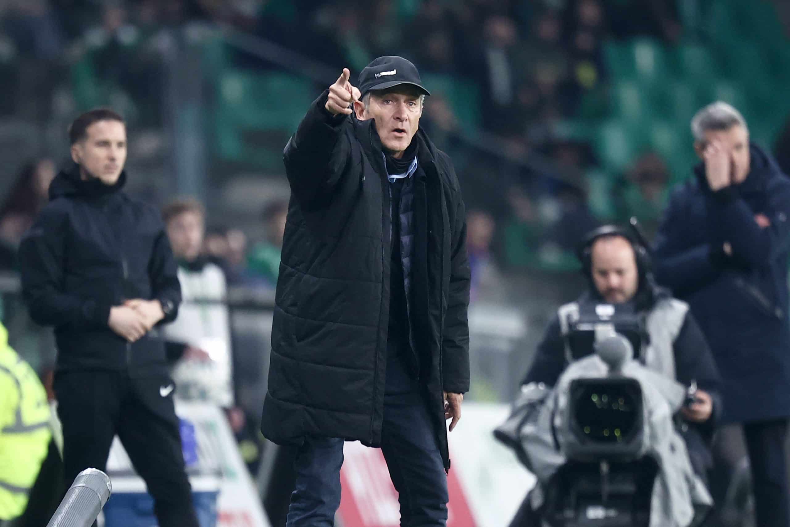 L'entraîneur de l'ASSE, Philippe Montanier, donnant des indications lors du match contre Laval.