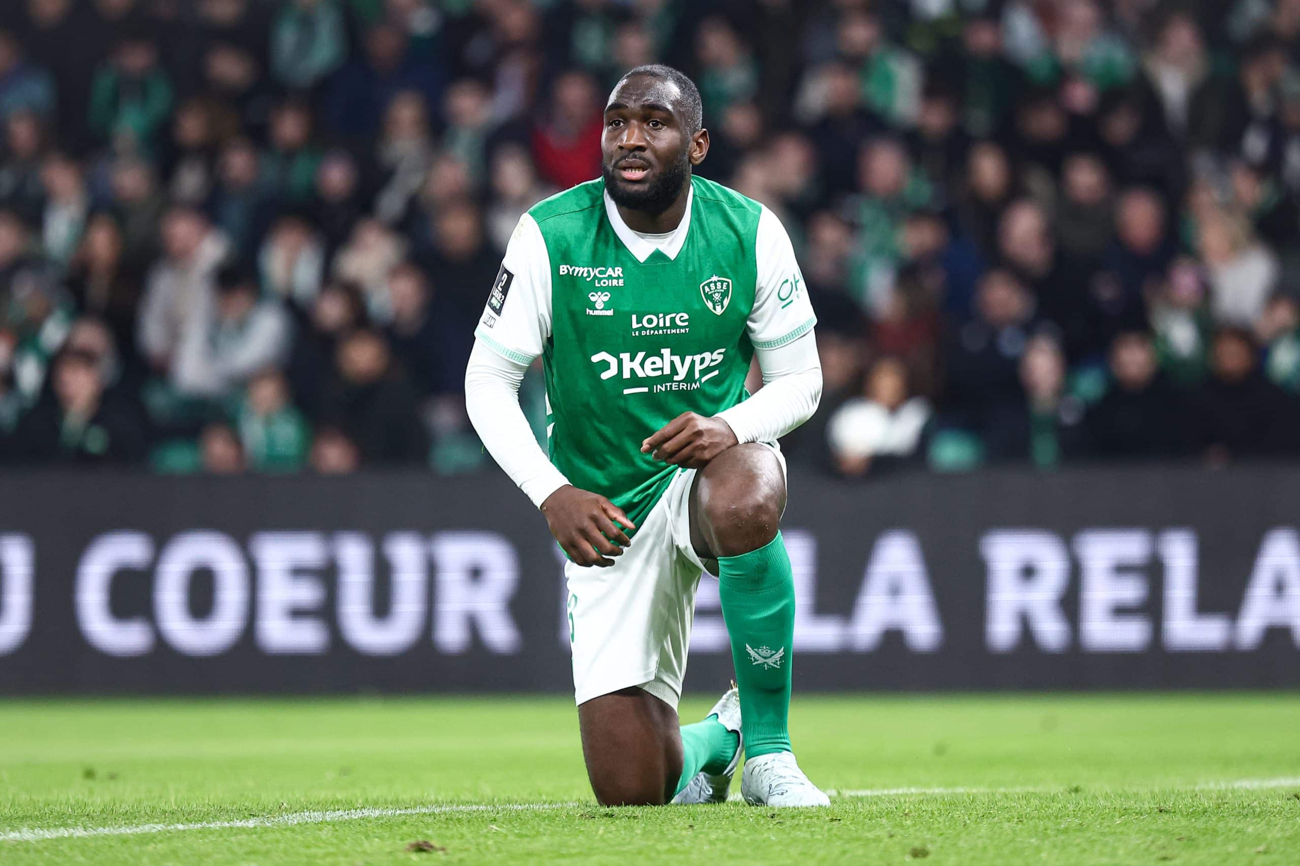 Mickaël Nadé à genou lors du match entre l'ASSE et le Stade Lavallois.