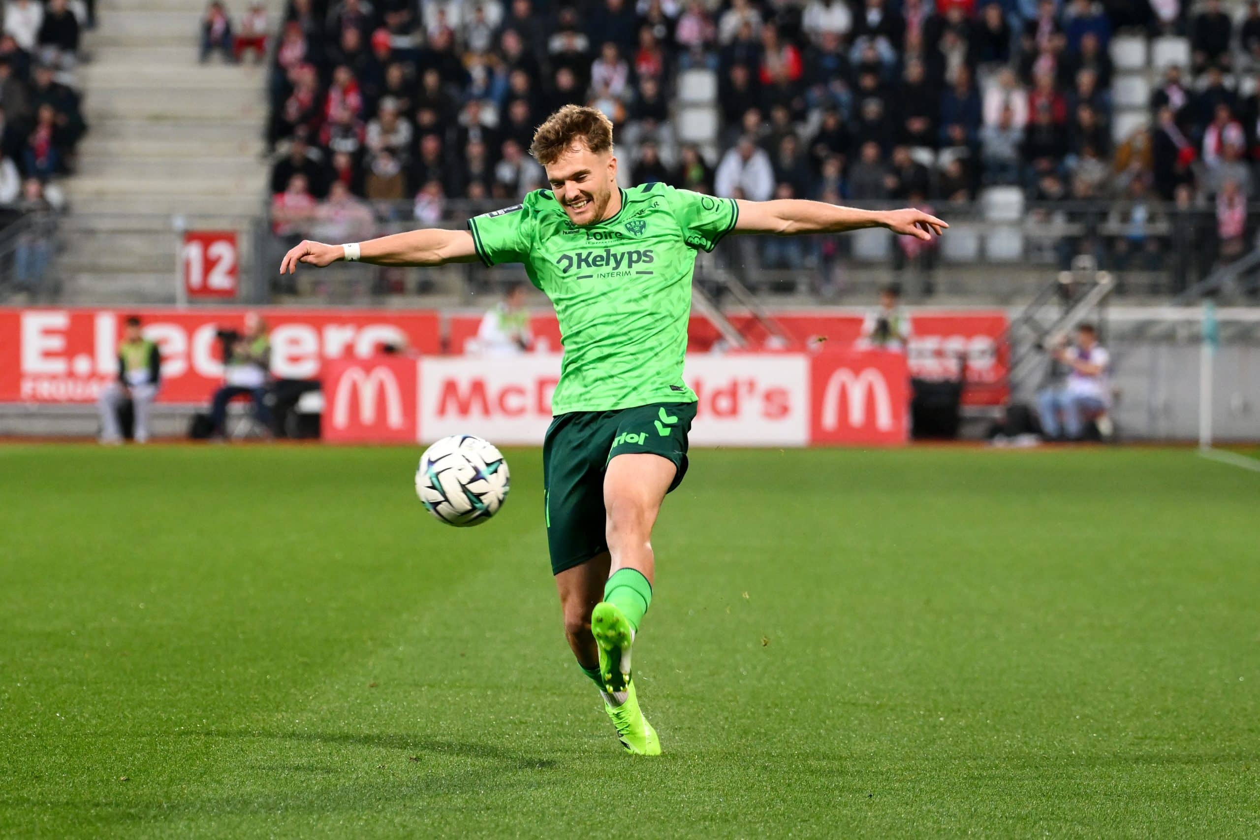 Ben Old centrant lors du match de l'ASSE à Nancy.