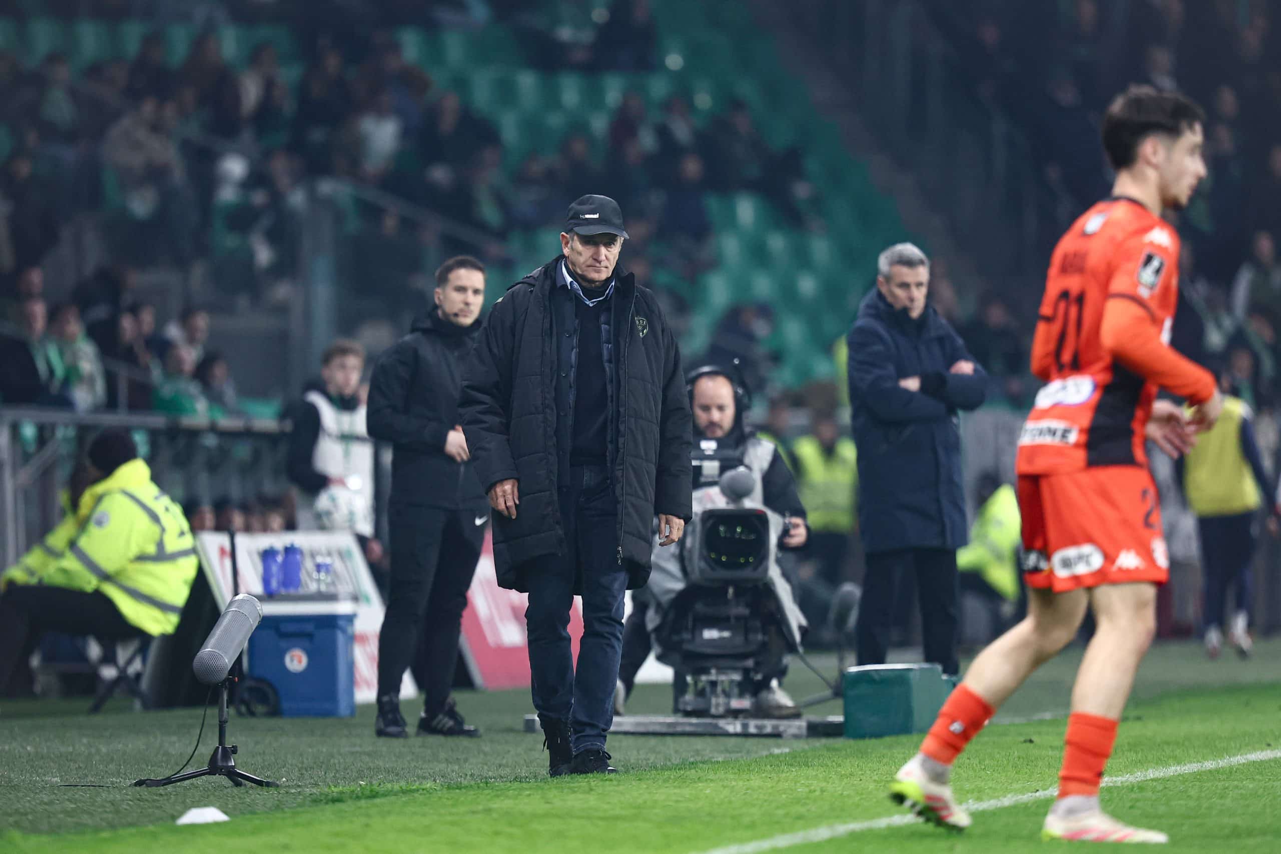 Philippe Montanier suivant avec attention le match de l'ASSE contre Laval.