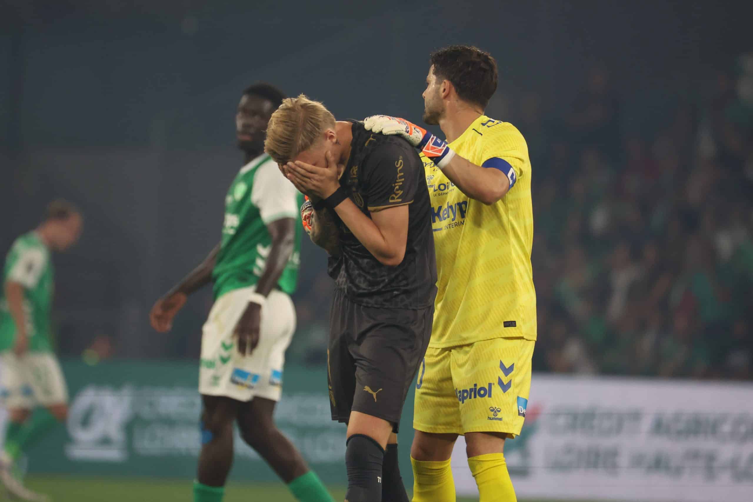 Gautier Larsonneur consolant un Rémois lors du match aller.