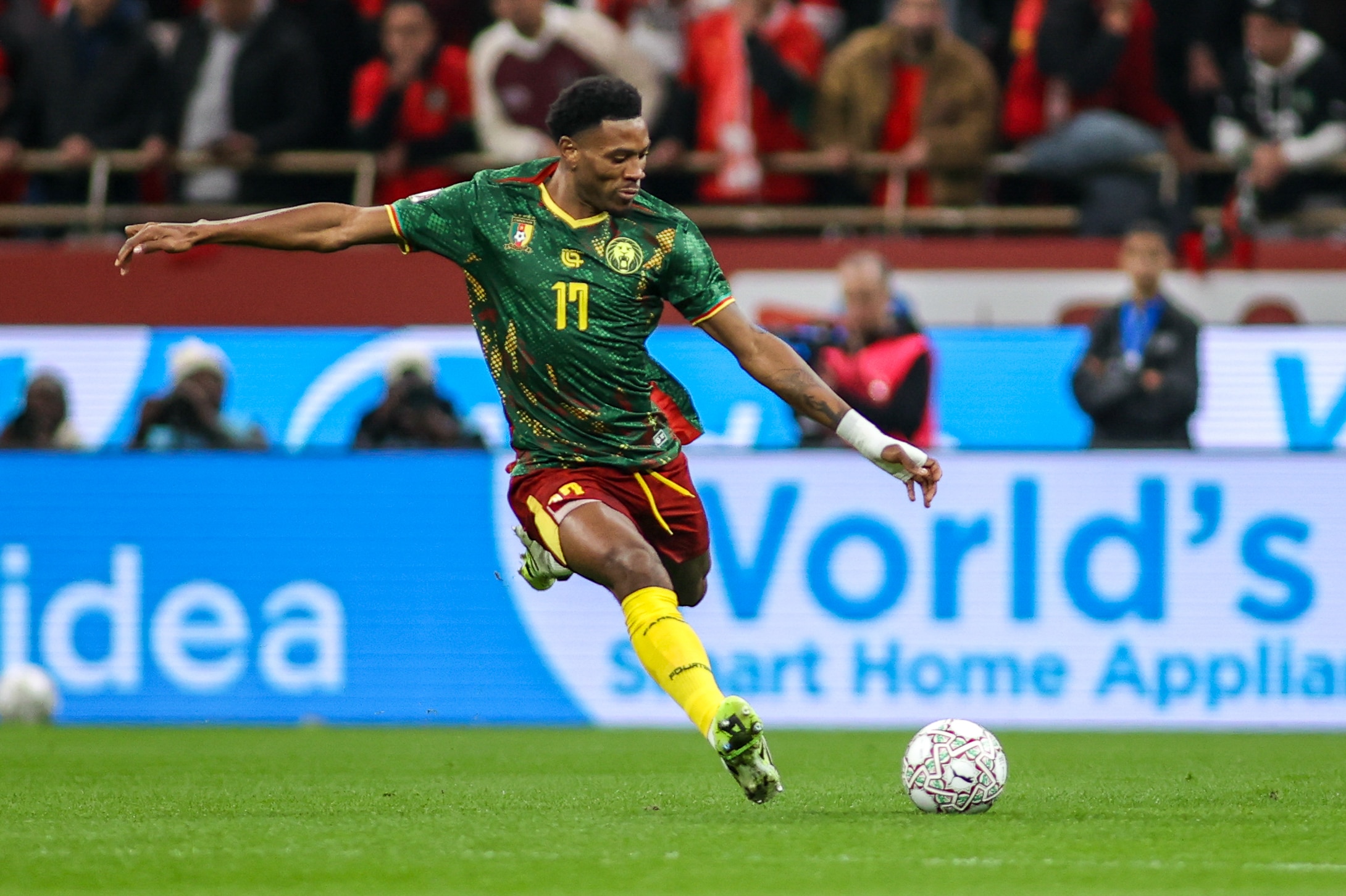 Samuel Kotto lors d'un match de la CAN avec le Cameroun.