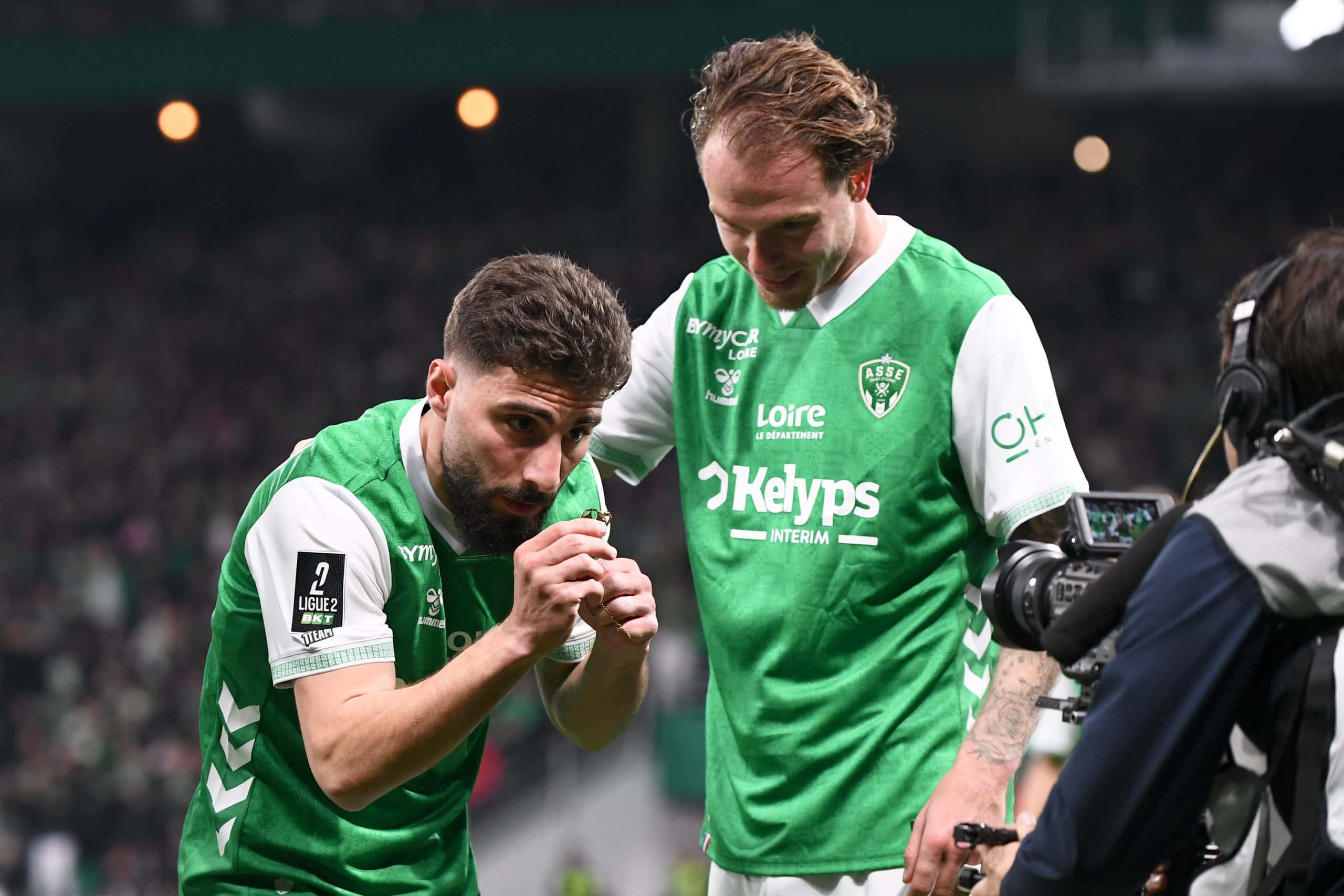 Zuriko Davitashvili et Irwin Cardona célébrant un but sous le maillot de l'ASSE.