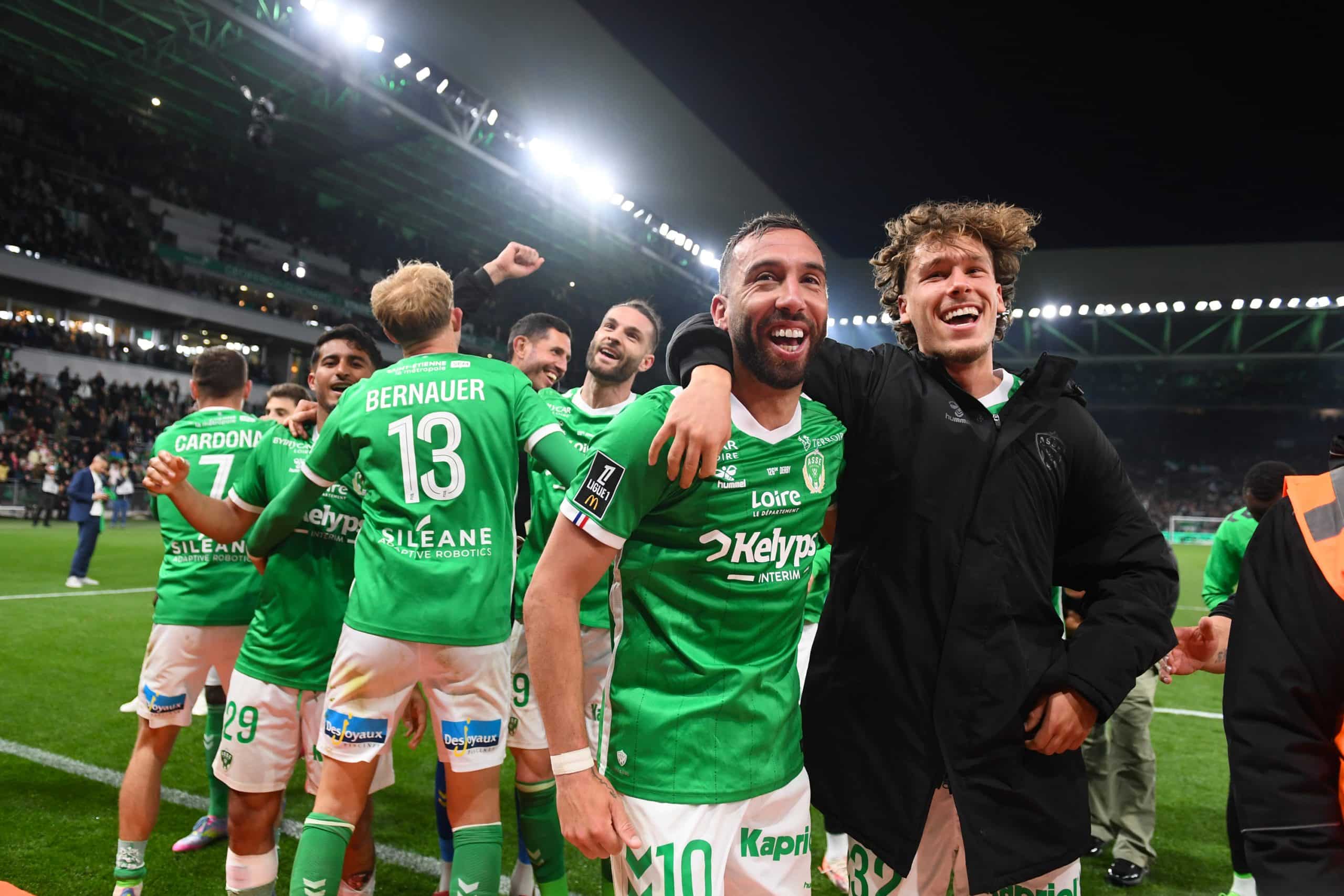 Lucas Stassin célébrant avec Florian Tardieu la victoire dans le derby.