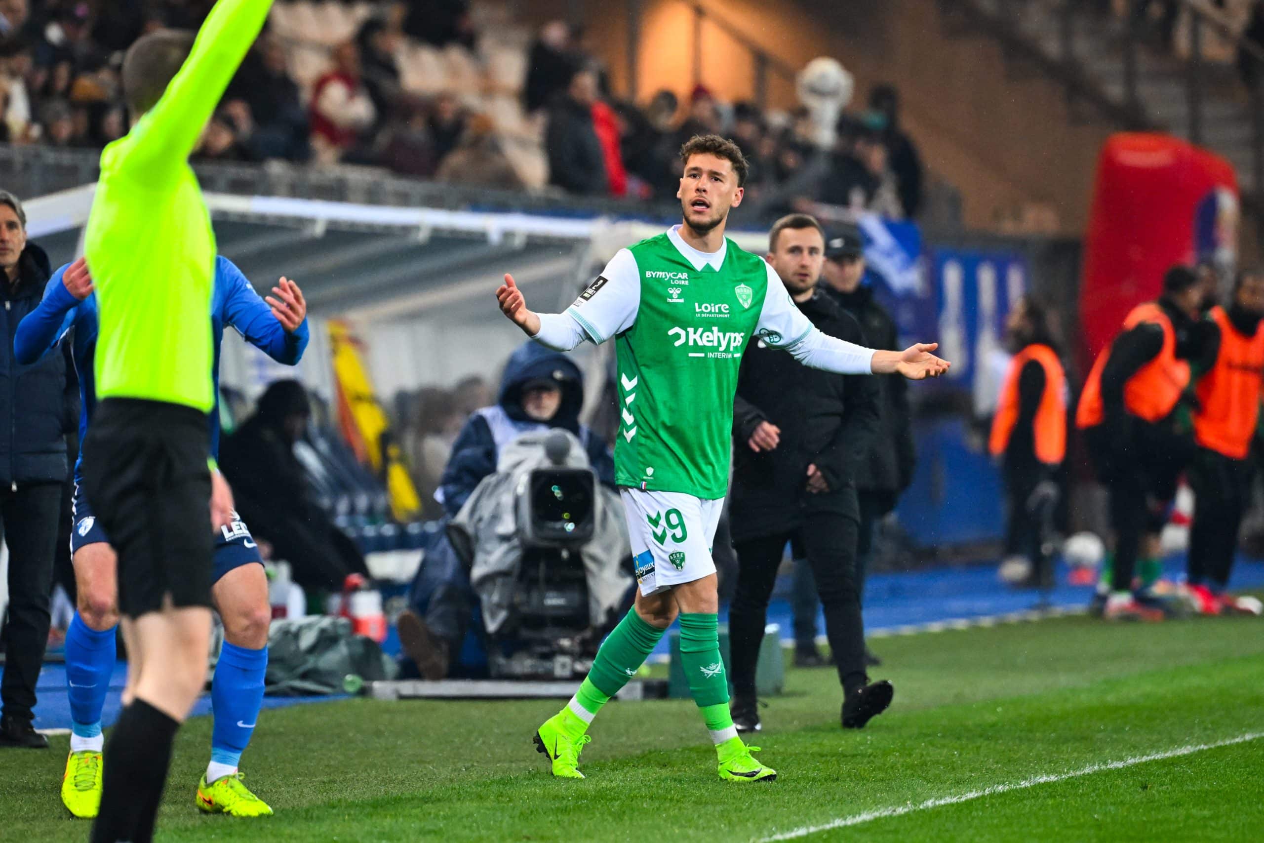 Lucas Stassin se plaignant d'une décision du juge de ligne lors du match de l'ASSE à Grenoble.
