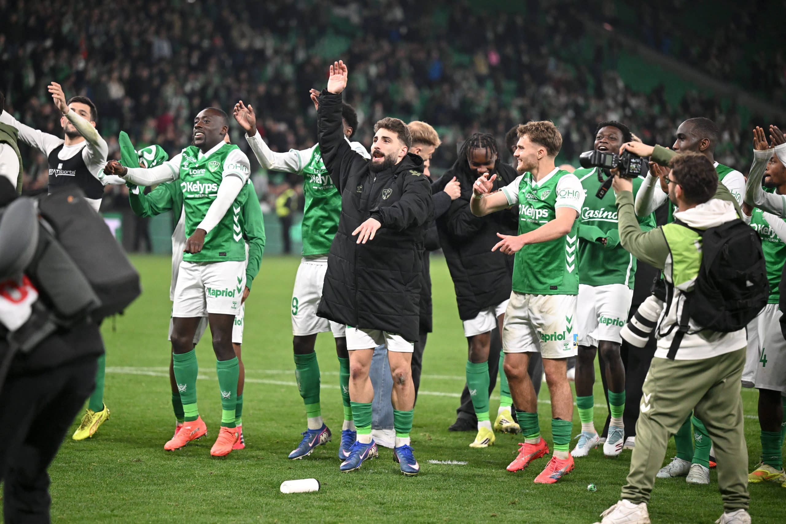 Zuriko Davitashvili célébrant une victoire de l'ASSE avec ses partenaires.