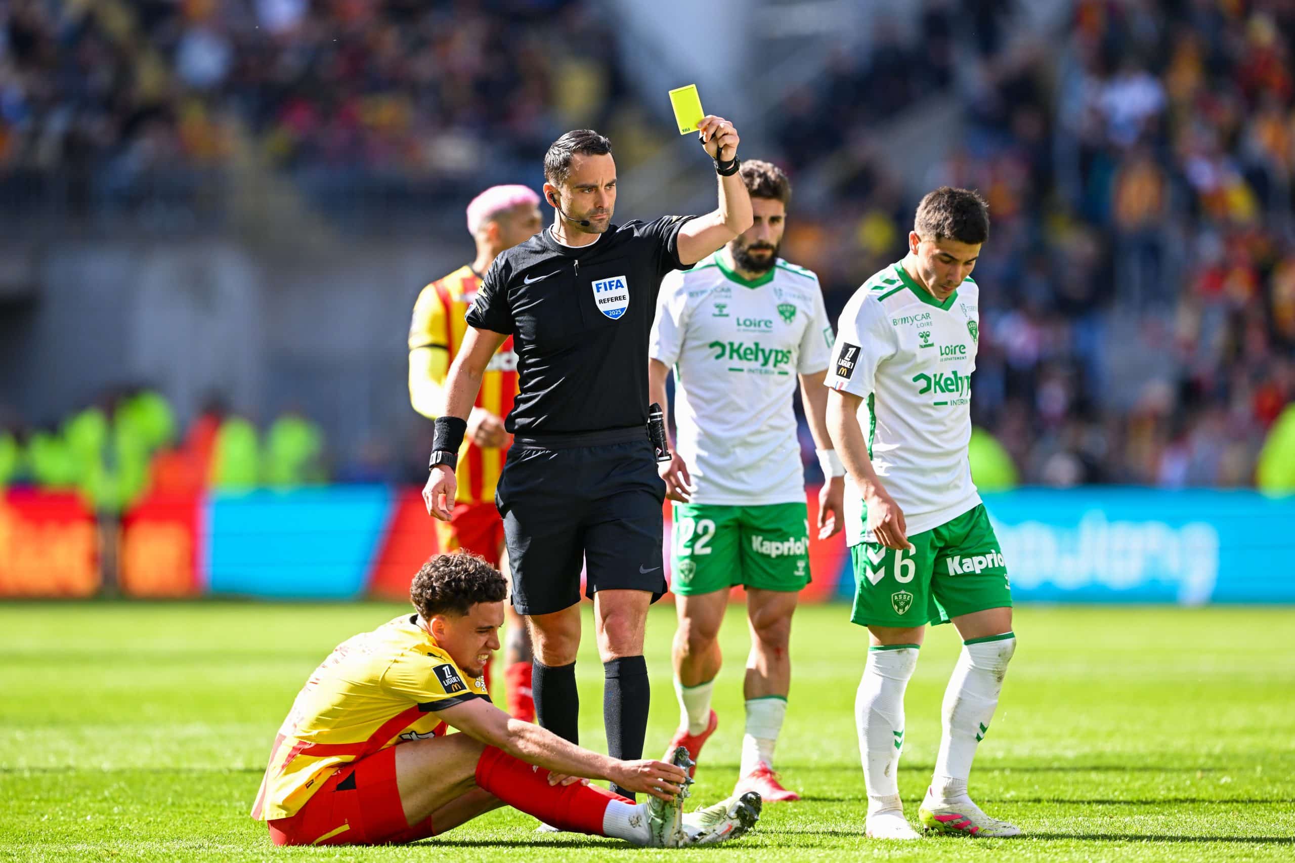 Romain Lissorgue brandissant un carton jaune lors de Lens-Saint-Etienne la saison passée.