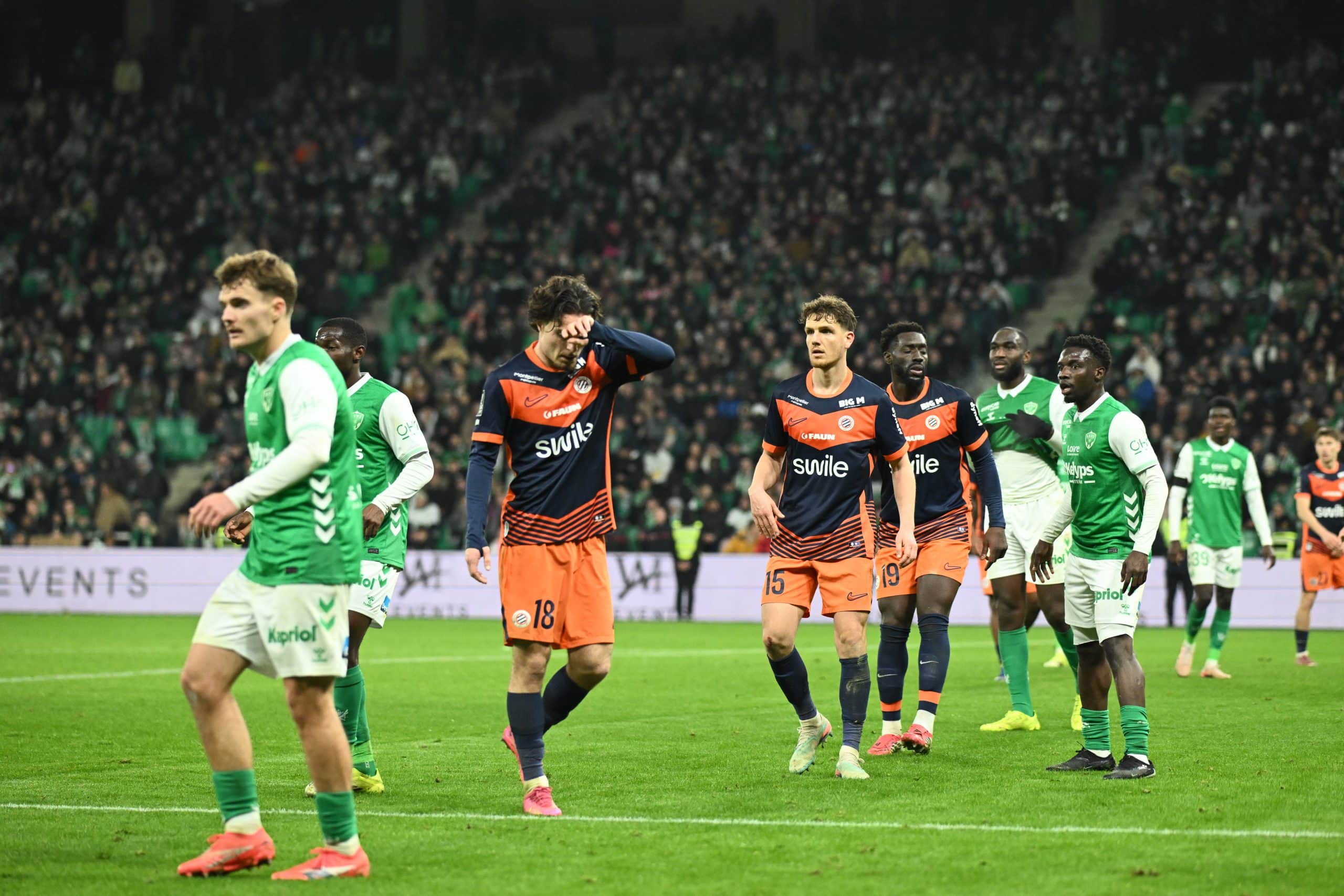 Un joueur de Montpellier s'essuyant le visage lors du match à Saint-Etienne samedi dernier.