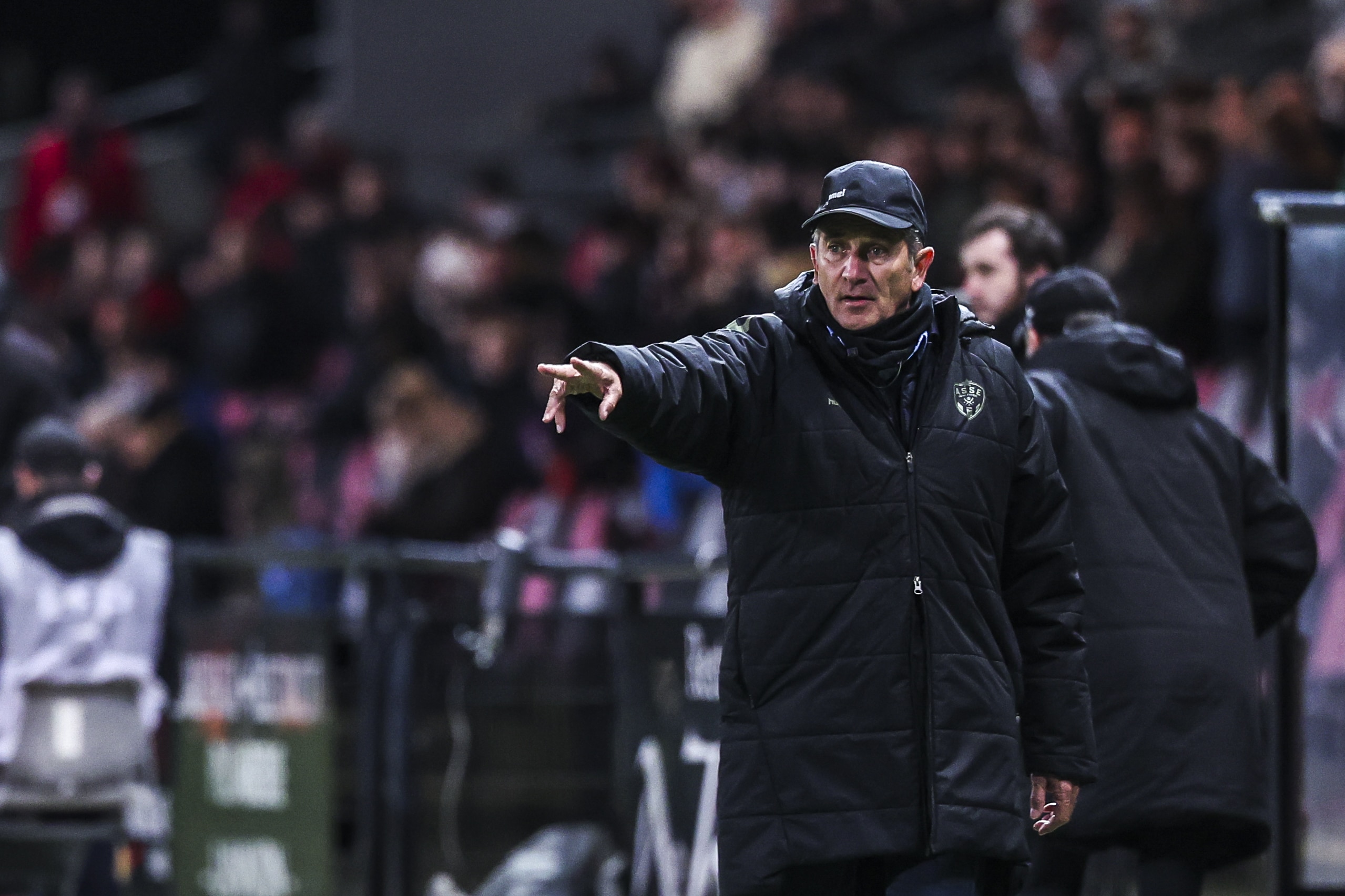 Philippe Montanier donnant des instructions lors du match de l'ASSE à Guingamp.