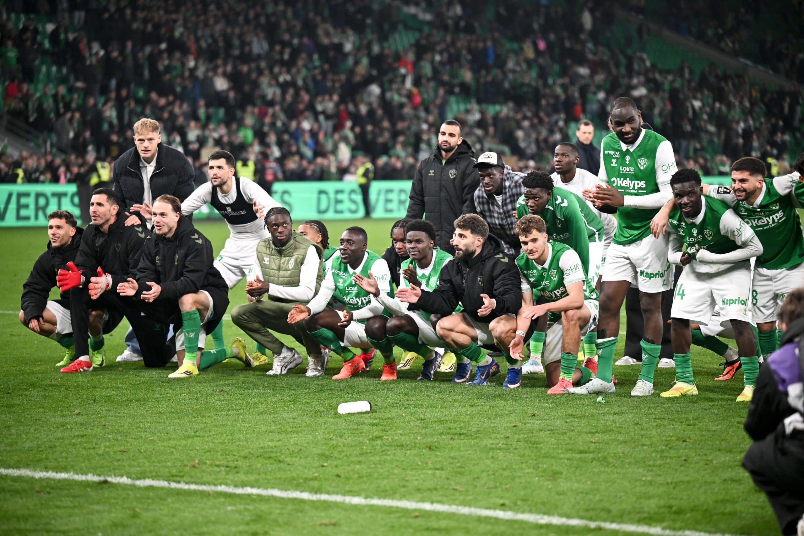 Les Verts célébrant la victoire sur le Red Star avec leurs supporters.
