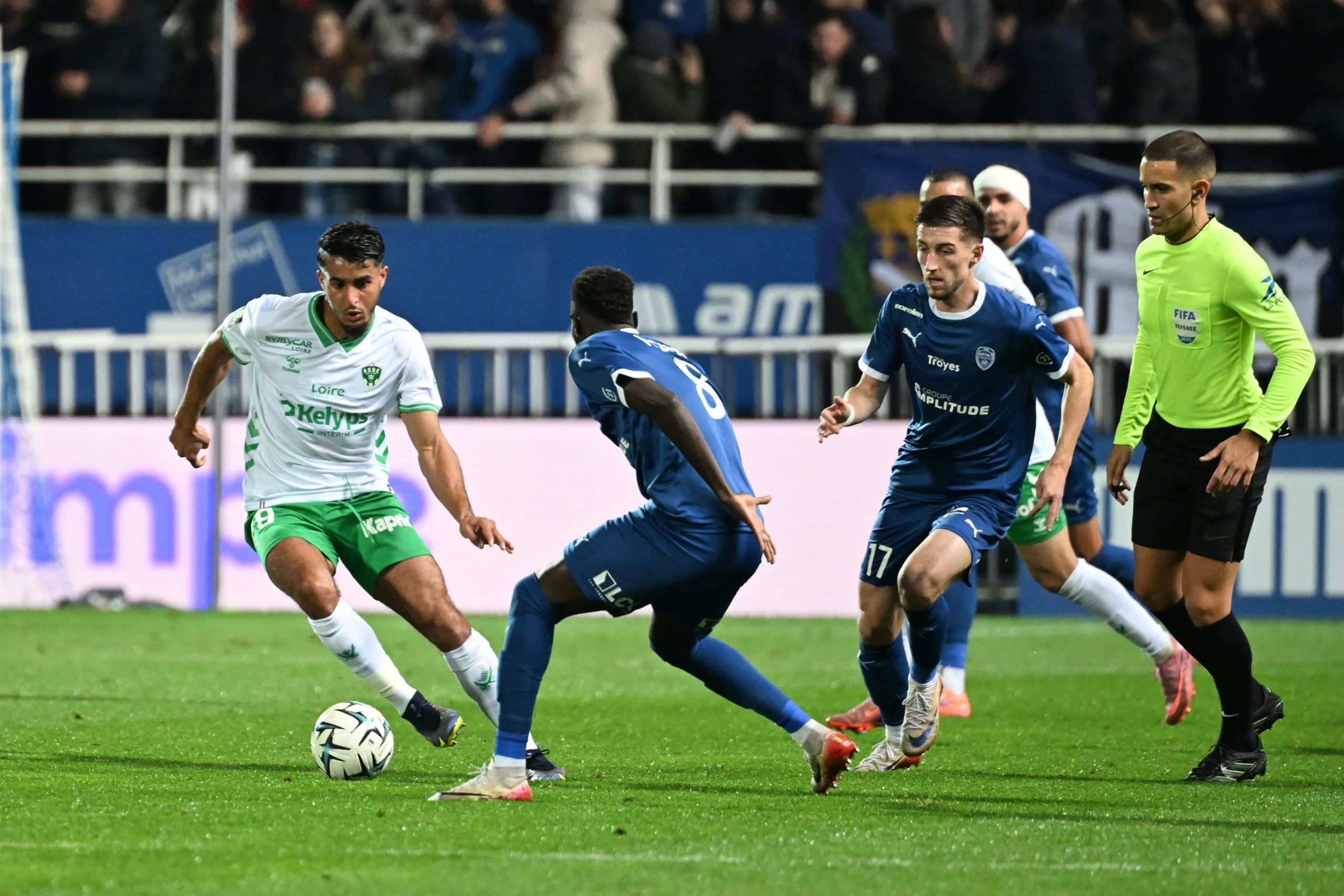 Antoine Mille face à Aimen Moueffek lors de Troyes-ASSE.
