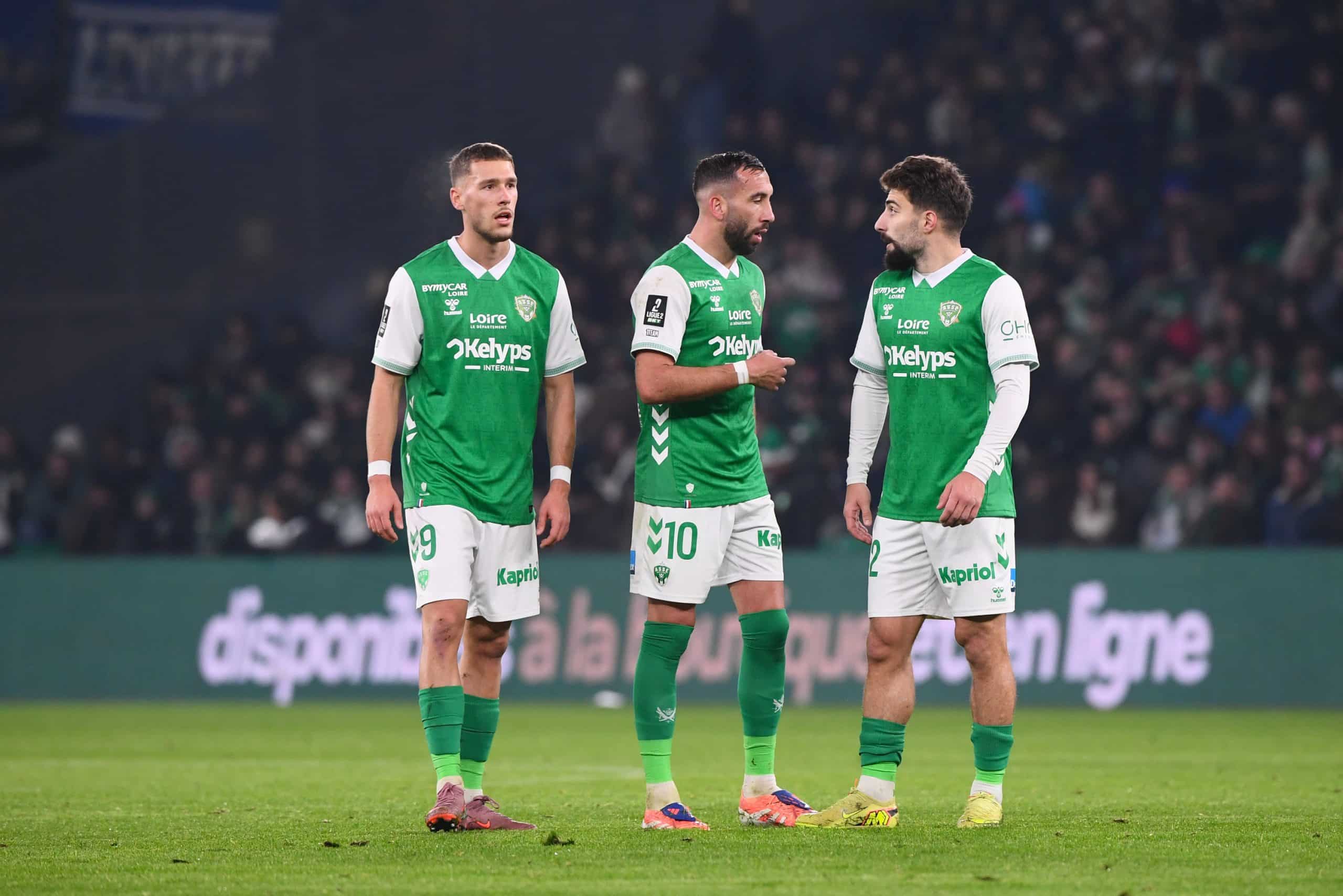 Florian Tardieu en discussion avec Zuriko Davitashvili lors d'un match de l'ASSE.