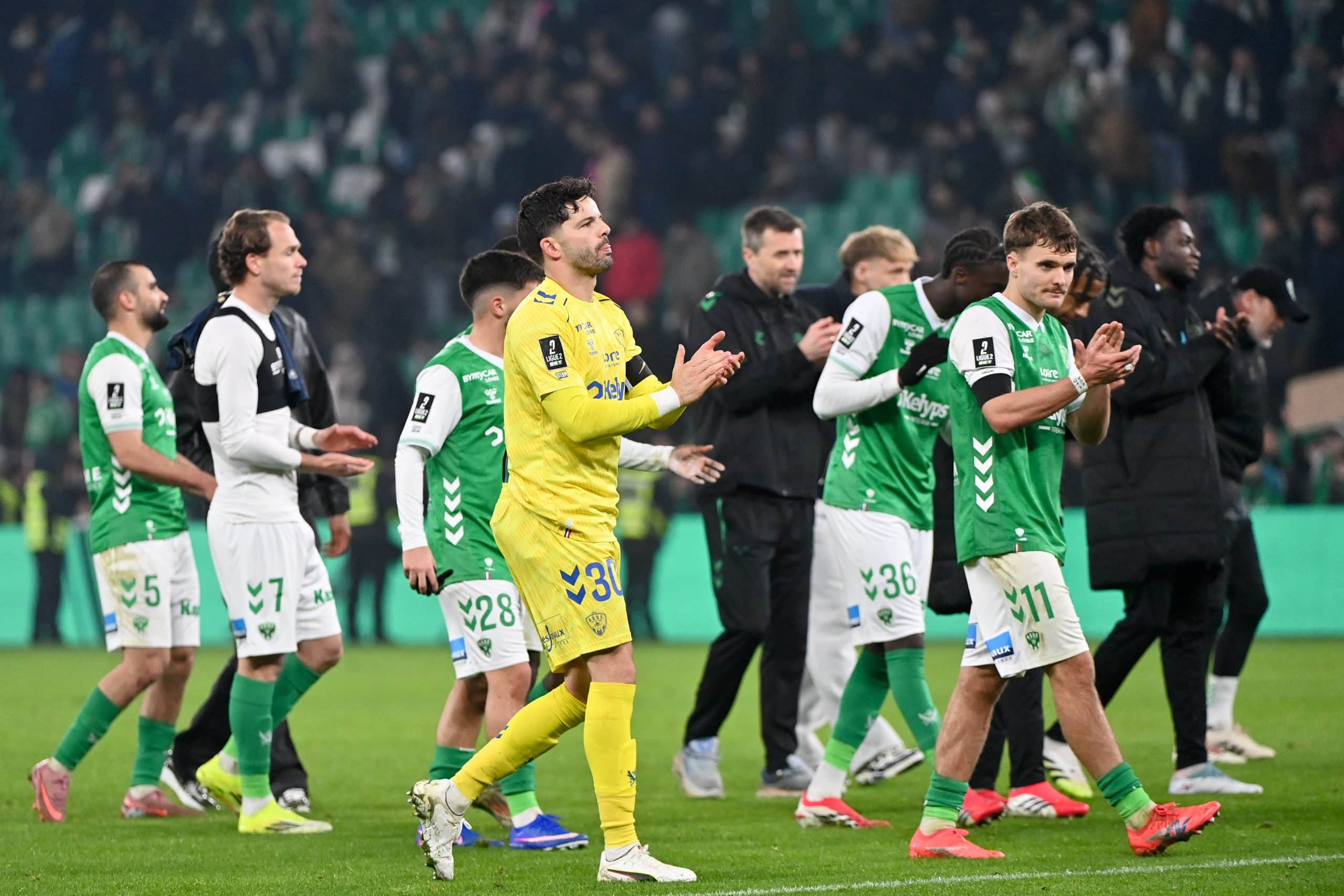Gautier Larsonneur applaudissant les supporters stéphanois à la fin d'un match.