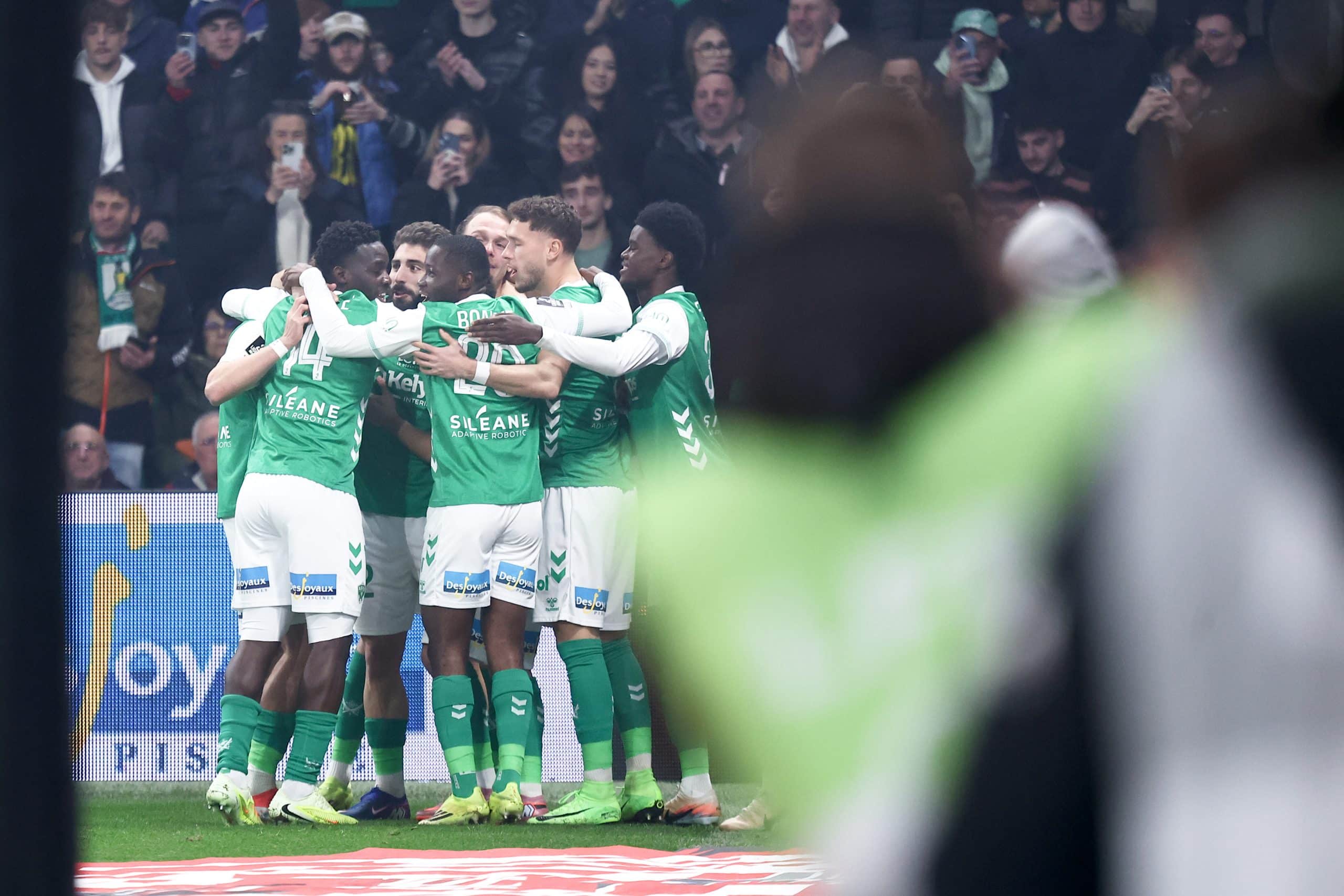 Les Verts félicitant Augustine Boakye après son but face à Laval.