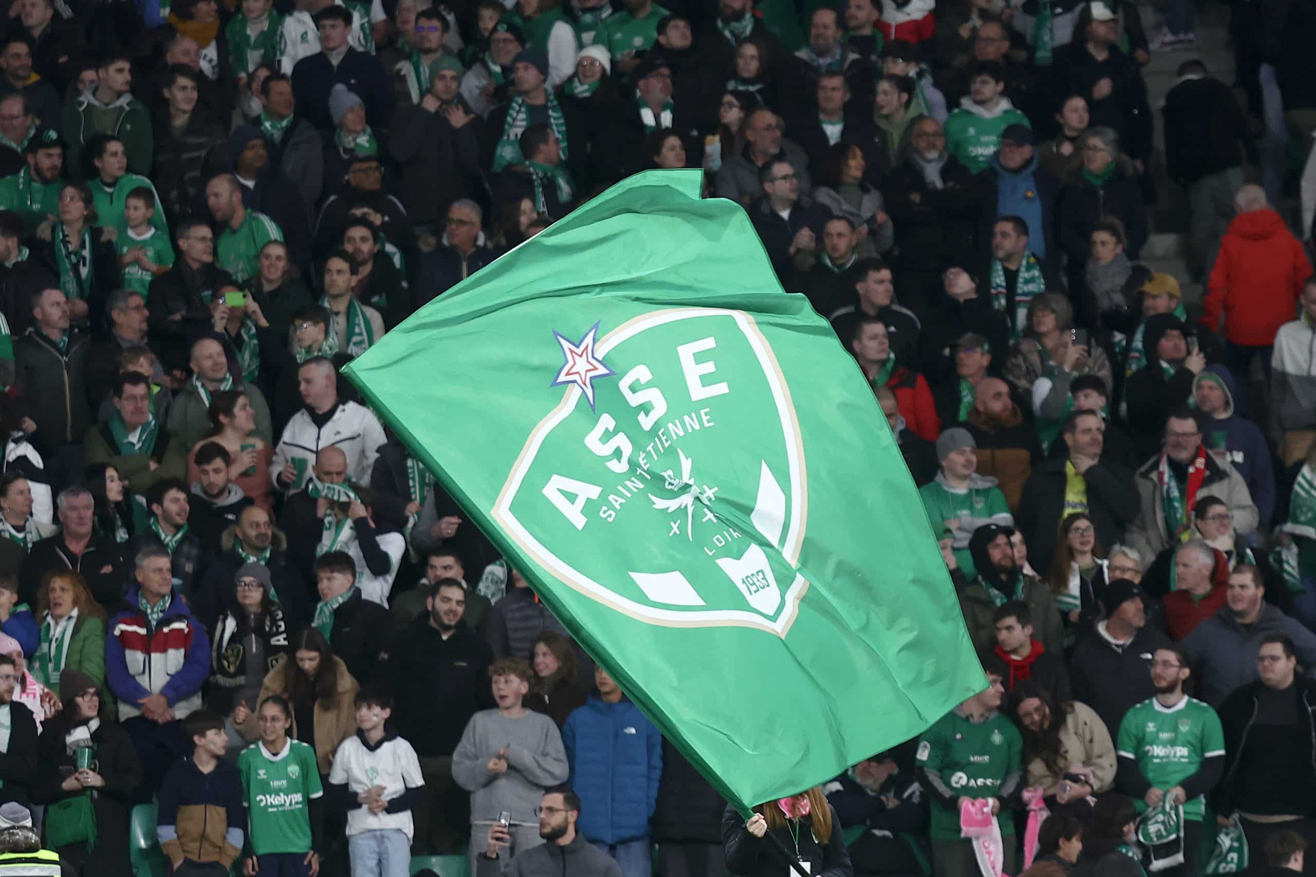 Un drapeau de l'ASSE brandi par un supporter lors du match contre Laval.