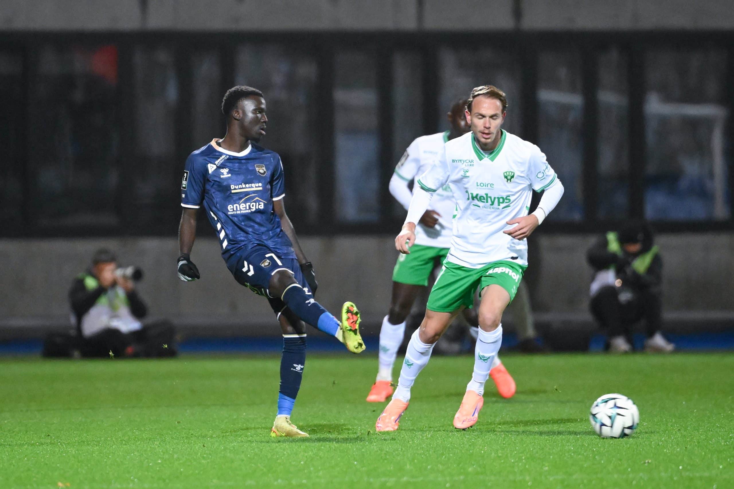 Aristide Zossou face à Irwin Cardona lors du match aller entre Dunkerque et l'ASSE.