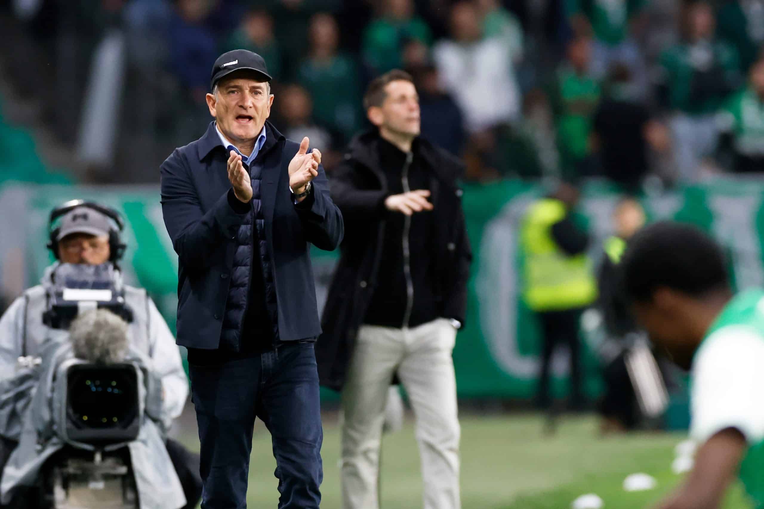 L'entraîneur de l'ASSE, Philippe Montanier, félicitant ses joueurs.