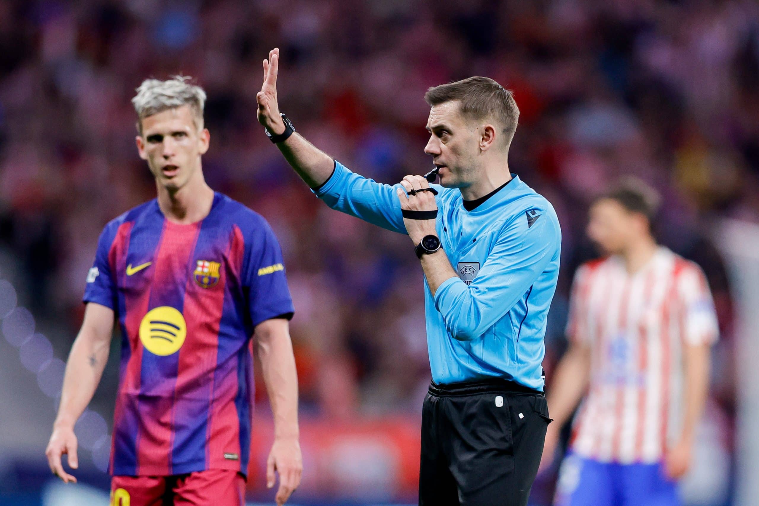 Clément Turpin lors du match entre le FC Barcelone et l'Atlético Madrid.
