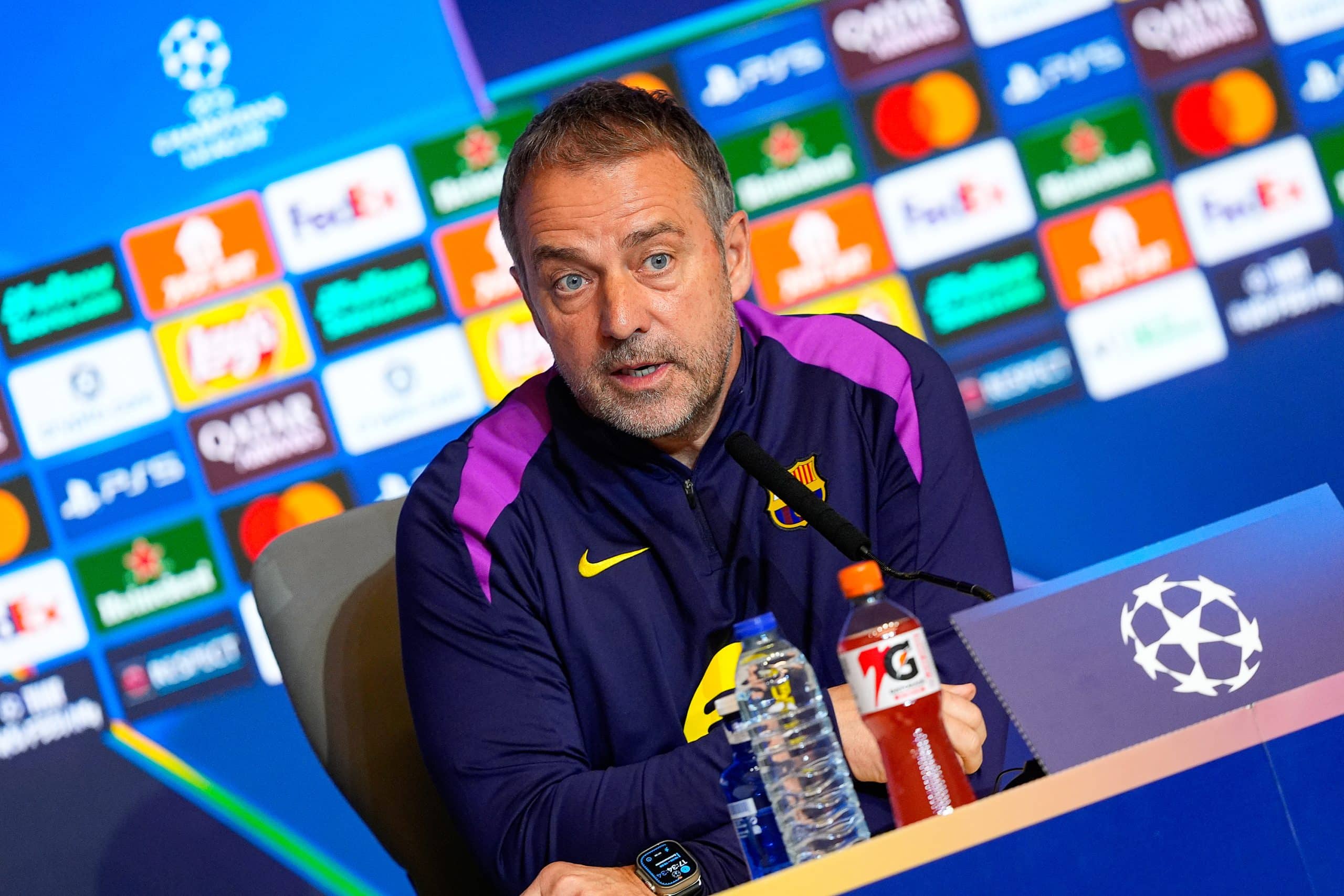 L'entraîneur du FC Barcelone, Hansi Flick, en conférence de presse.