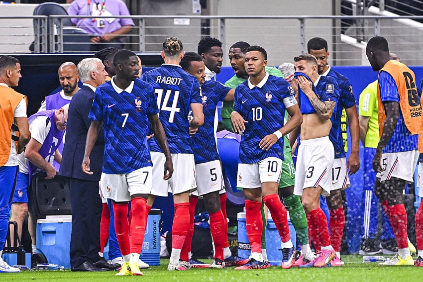 Ousmane Dembélé et Kylian Mbappé aux côtés de leurs coéquipiers chez les Bleus