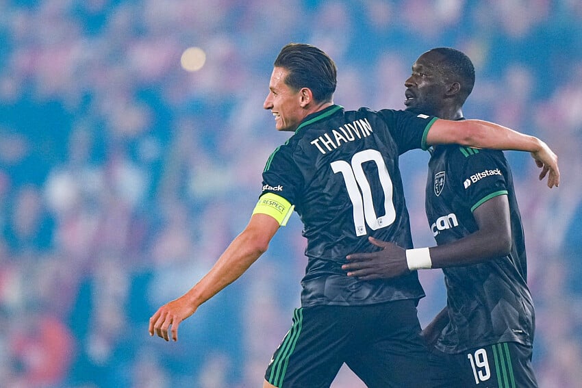 La joie de Florian Thauvin et Abdallah Sima lors de Slavia Prague - RC Lens