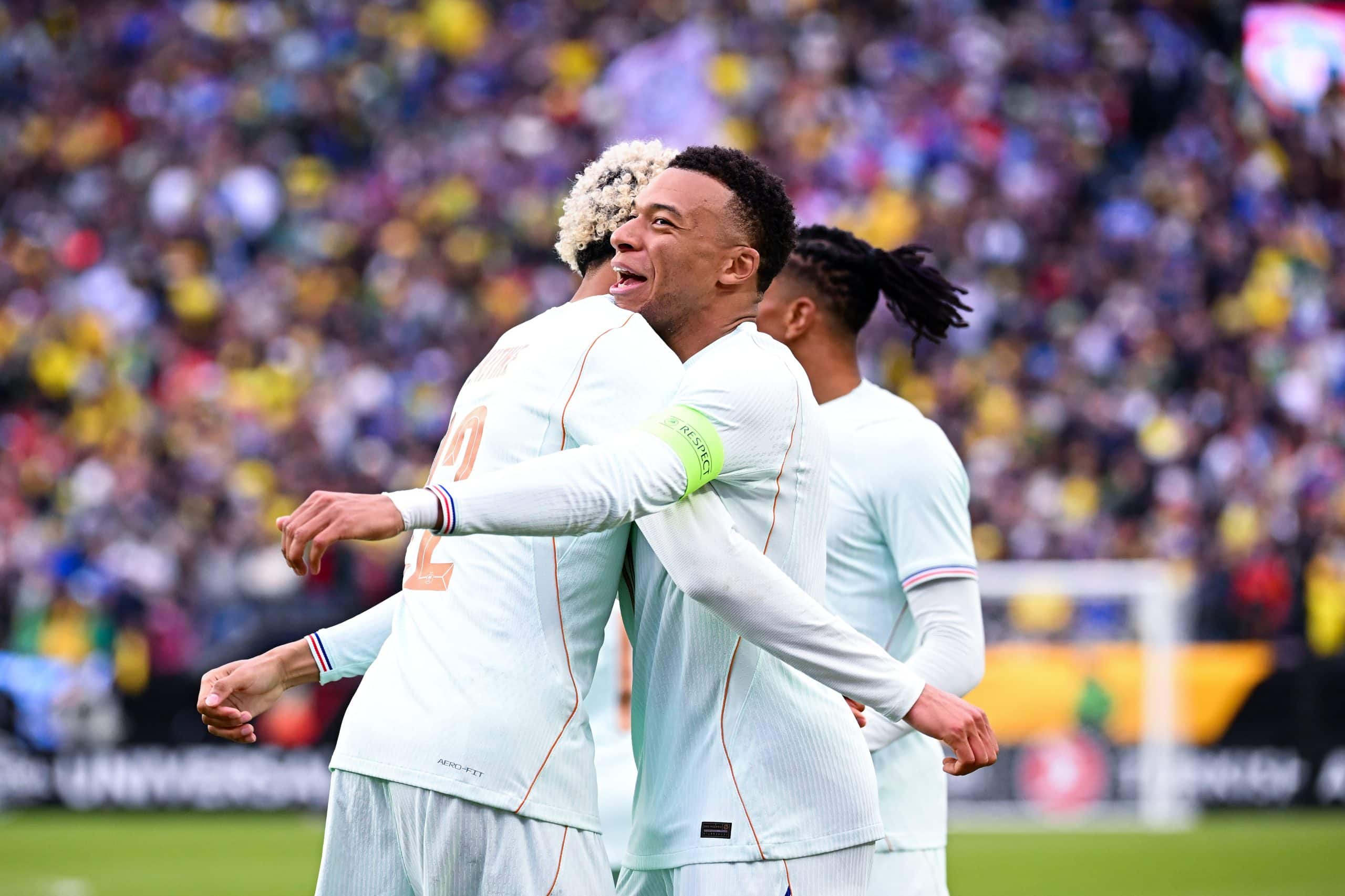 Kylian Mbappé félicitant Hugo Ekitiké après son but contre le Brésil.