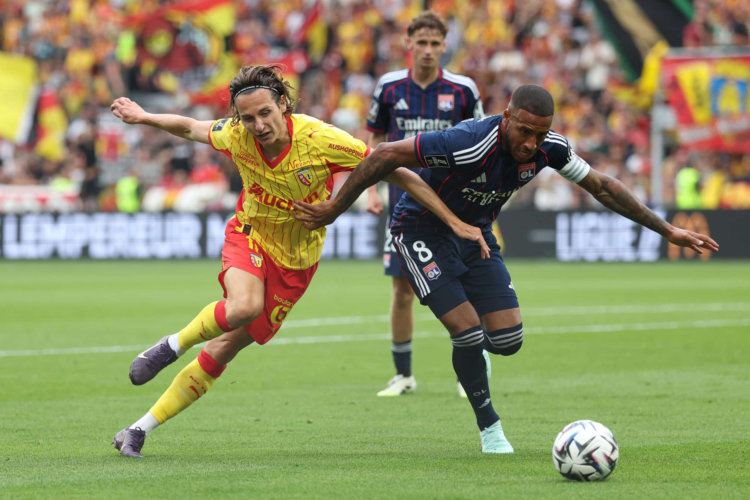 Florian Thauvin au duel avec Corentin Tolisso