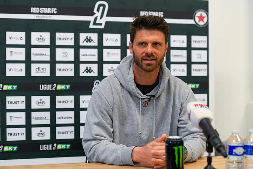Grégory Poirier en conférence de presse avec le Red Star