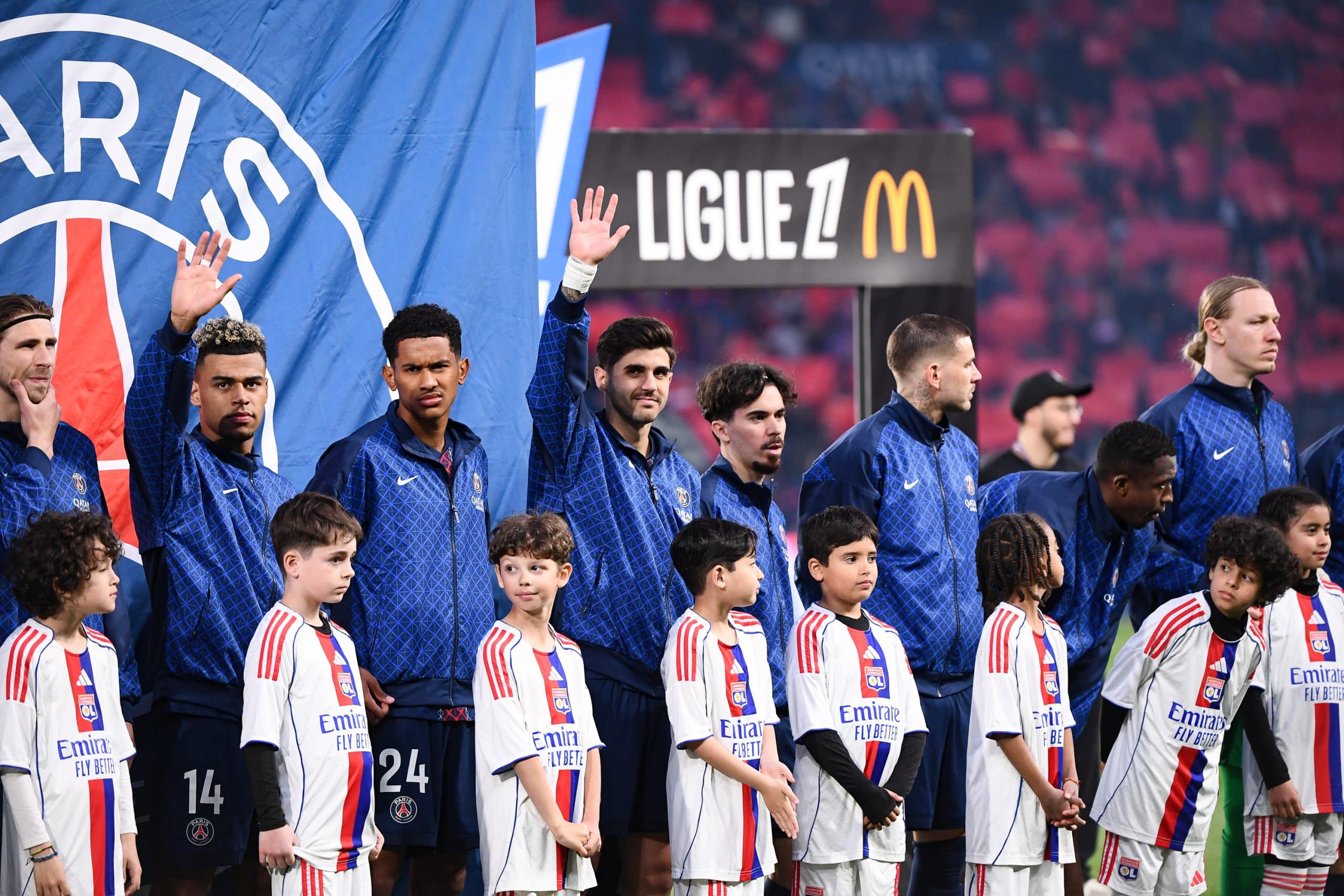 Illia Zabarnyi et Matvey Safonov aux côtés de leurs coéquipiers du PSG